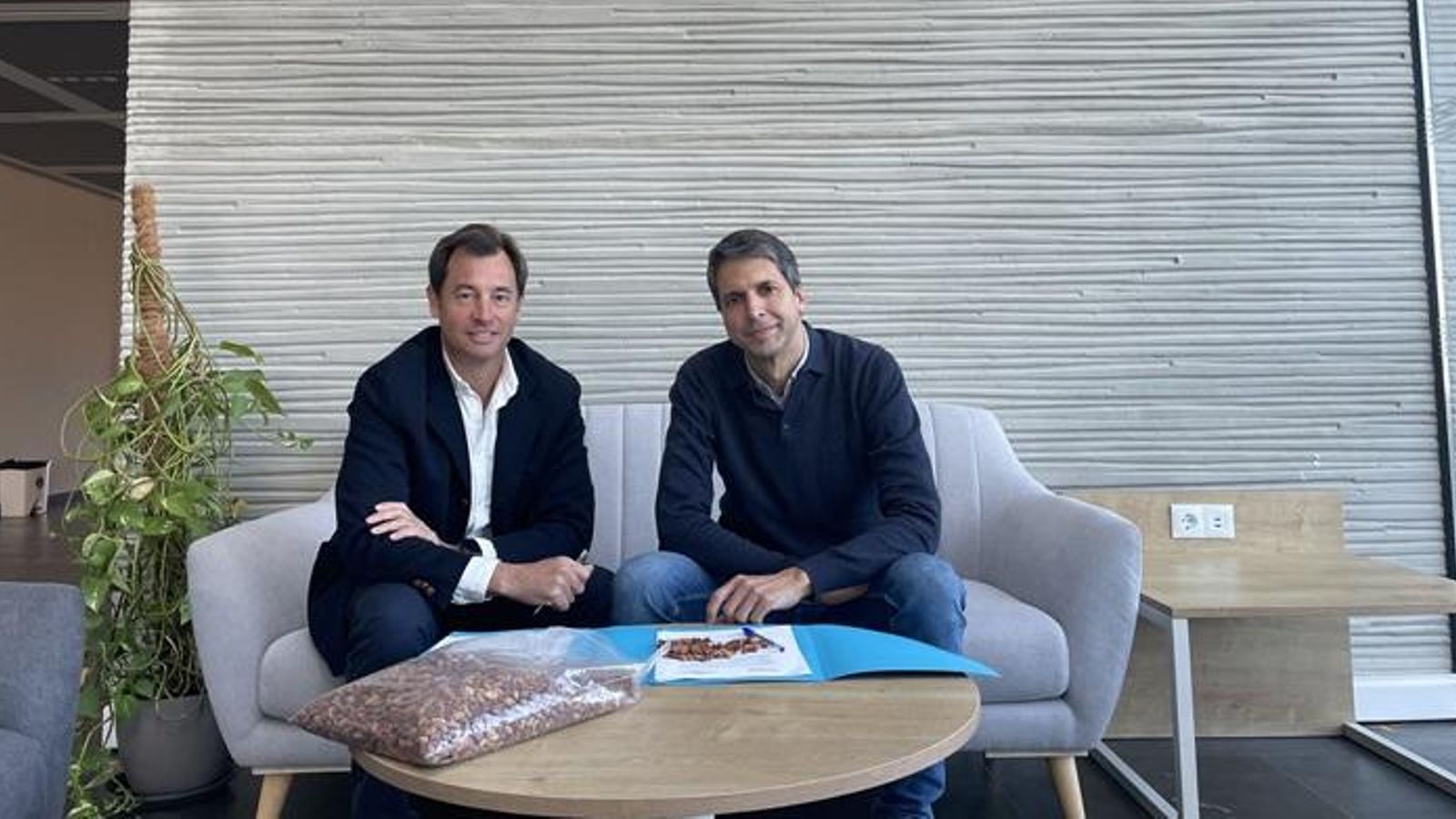 Un momento de la firma del acuerdo.