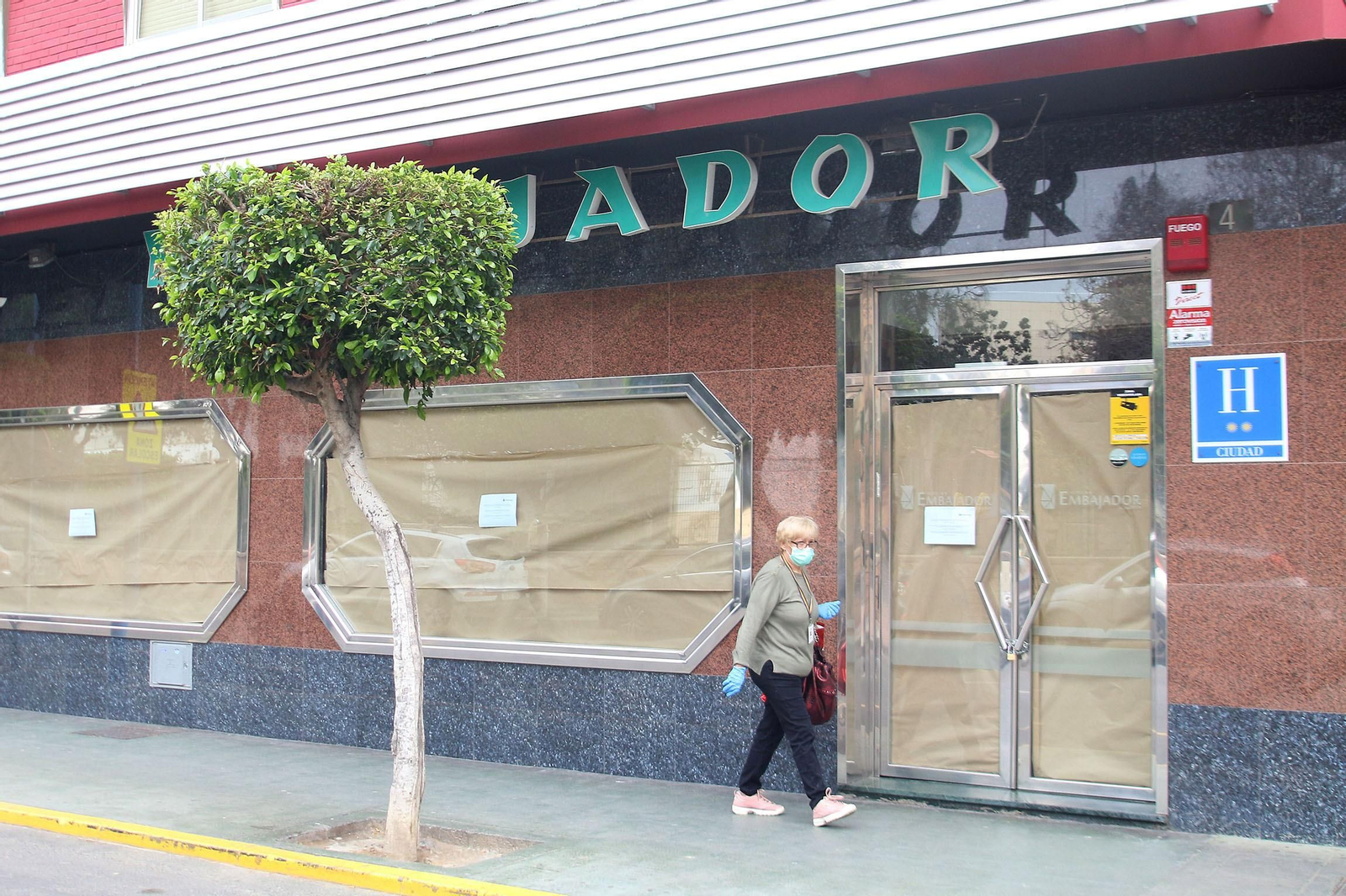 El Hotel Embajador de Almería, cerrado a cal y canto por culpa del coronavirus.