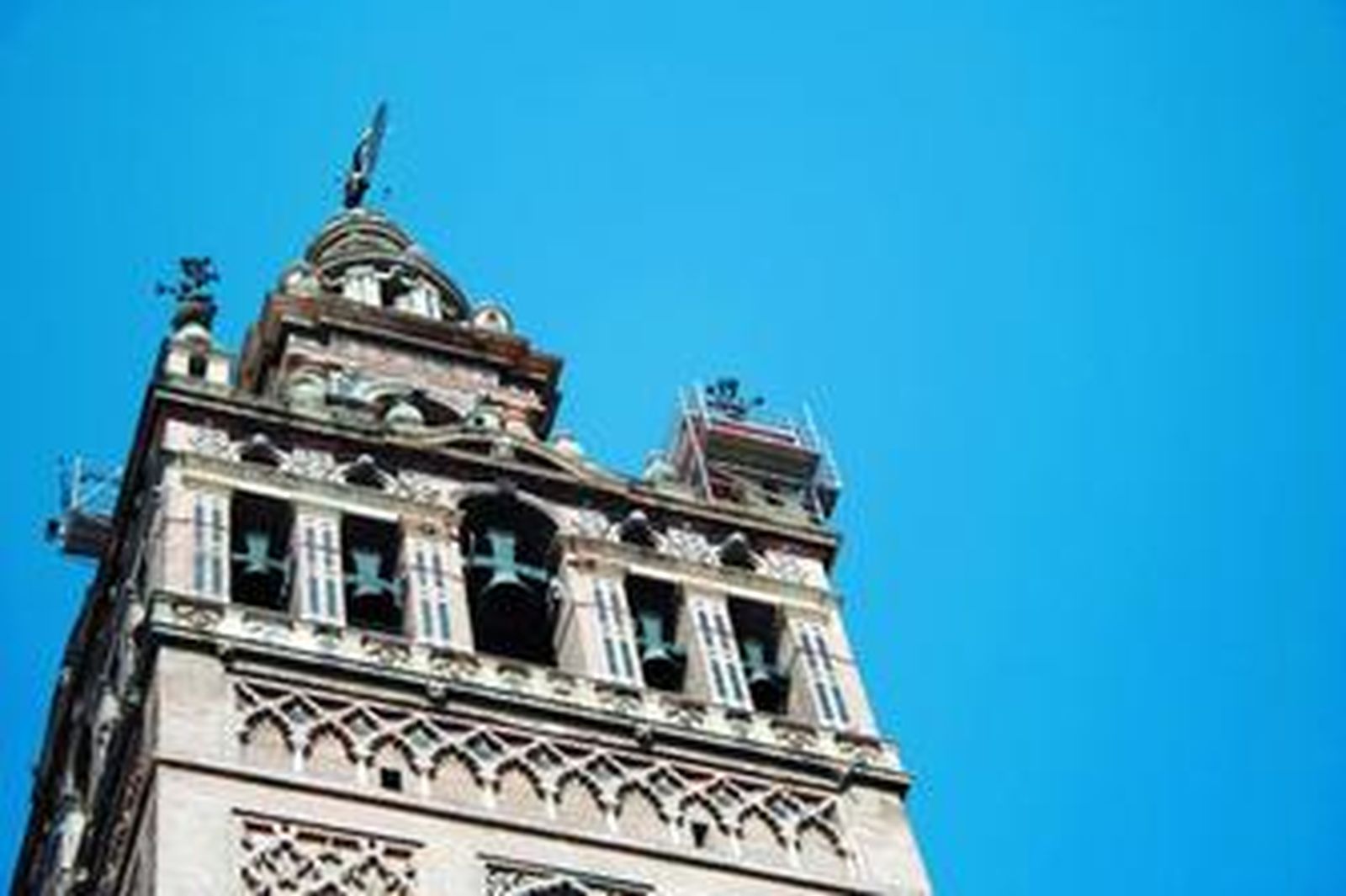 Los andamios instalados actualmente sobre el campanario de la Giralda permiten la inspección de las azucenas.