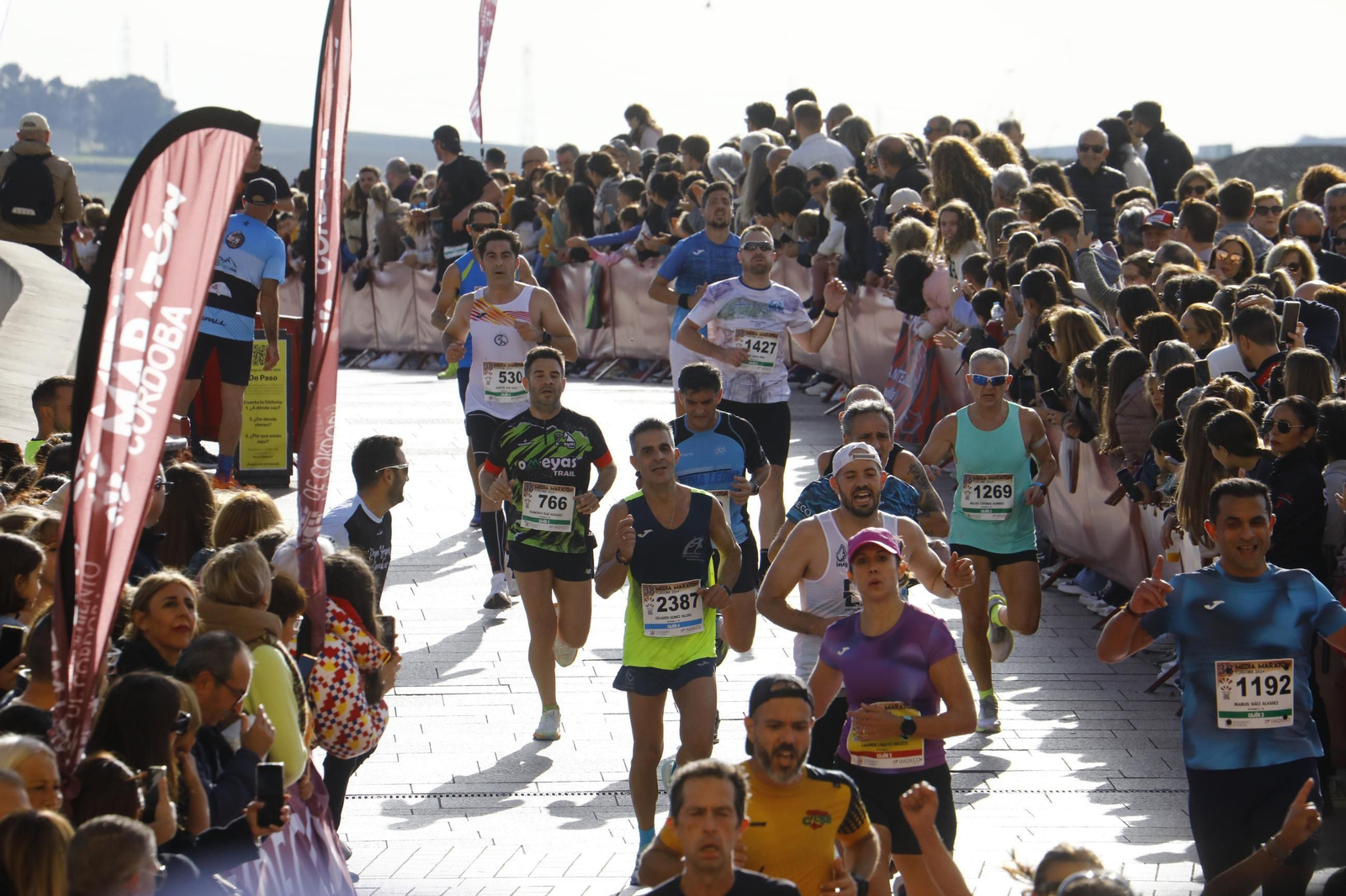 La gloria de cruzar la Puerta del Puente: las fotos de la línea de meta de la Media Maratón de Córdoba 2024