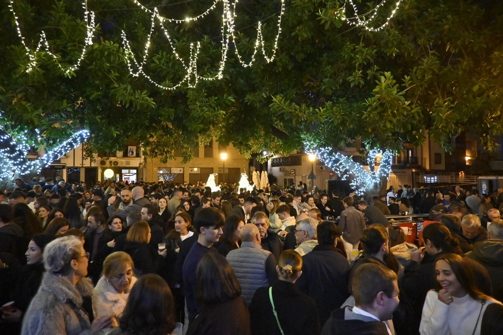 Las imágenes de la Zambomba de la Hermandad de la Esperanza en la Plaza Niña