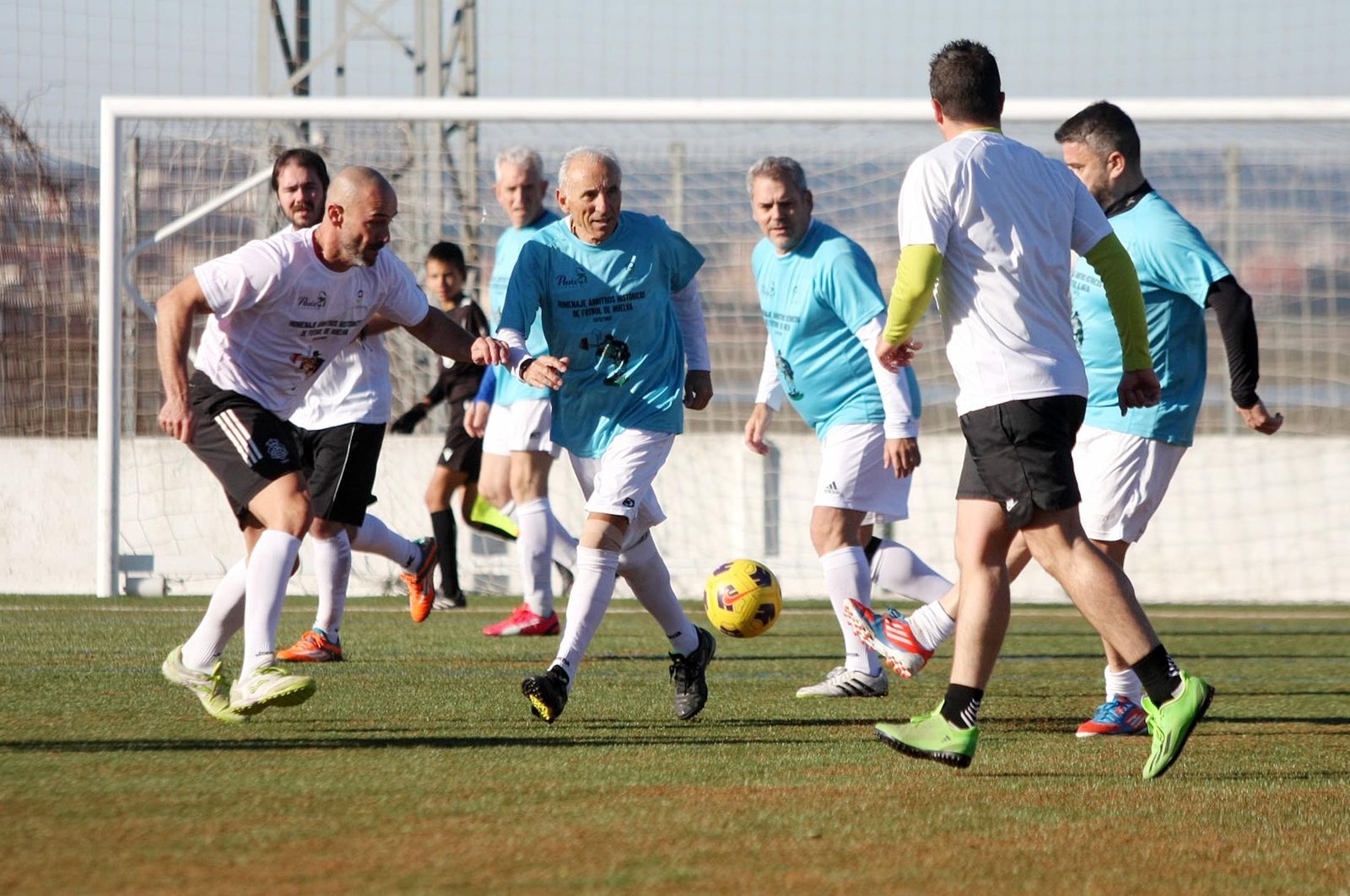 Imágenes del partido homenaje a los árbitros históricos de fútbol de Huelva