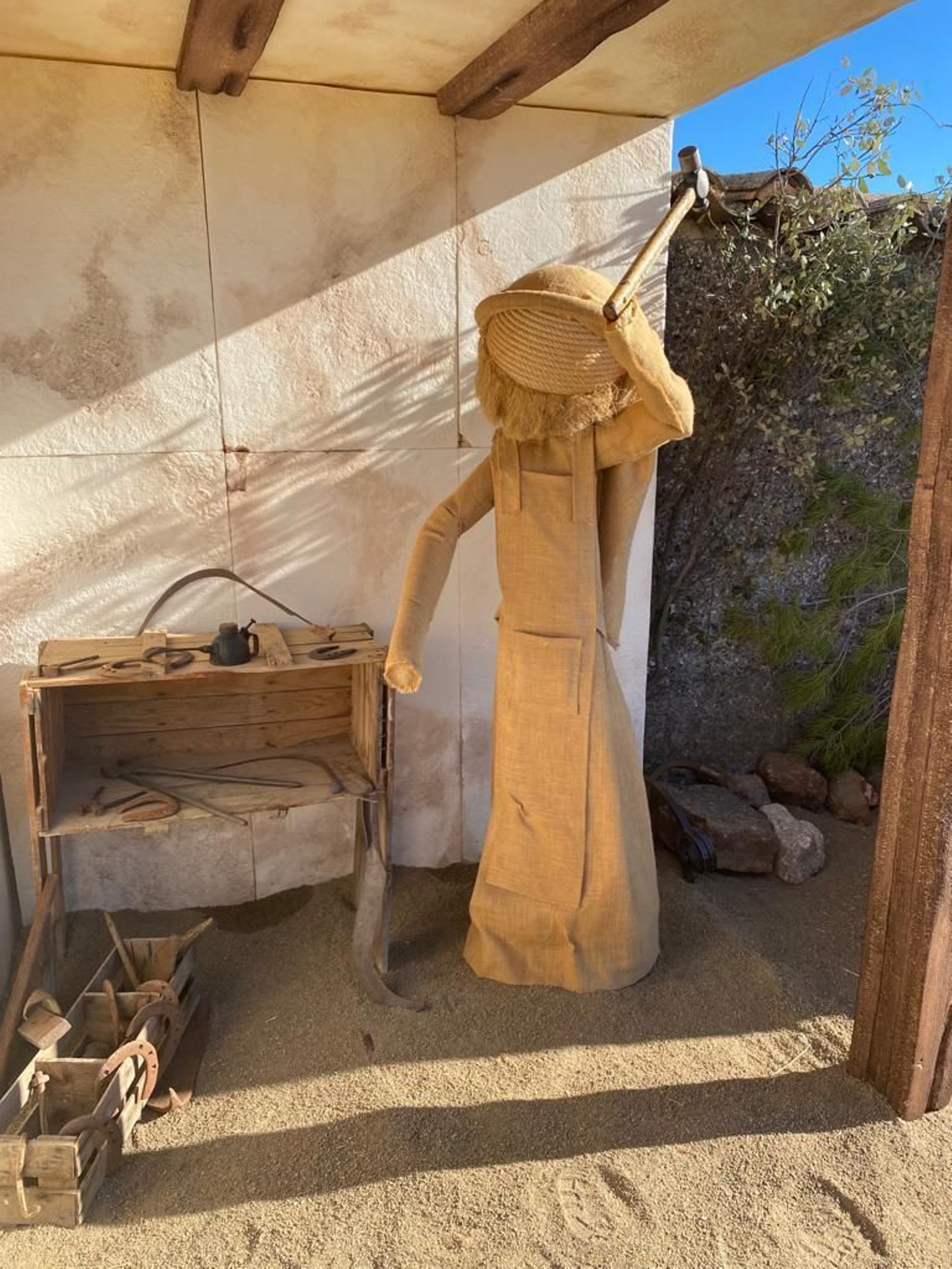 Un recorrido en fotografías por el gran belén artesanal de Los Blázquez