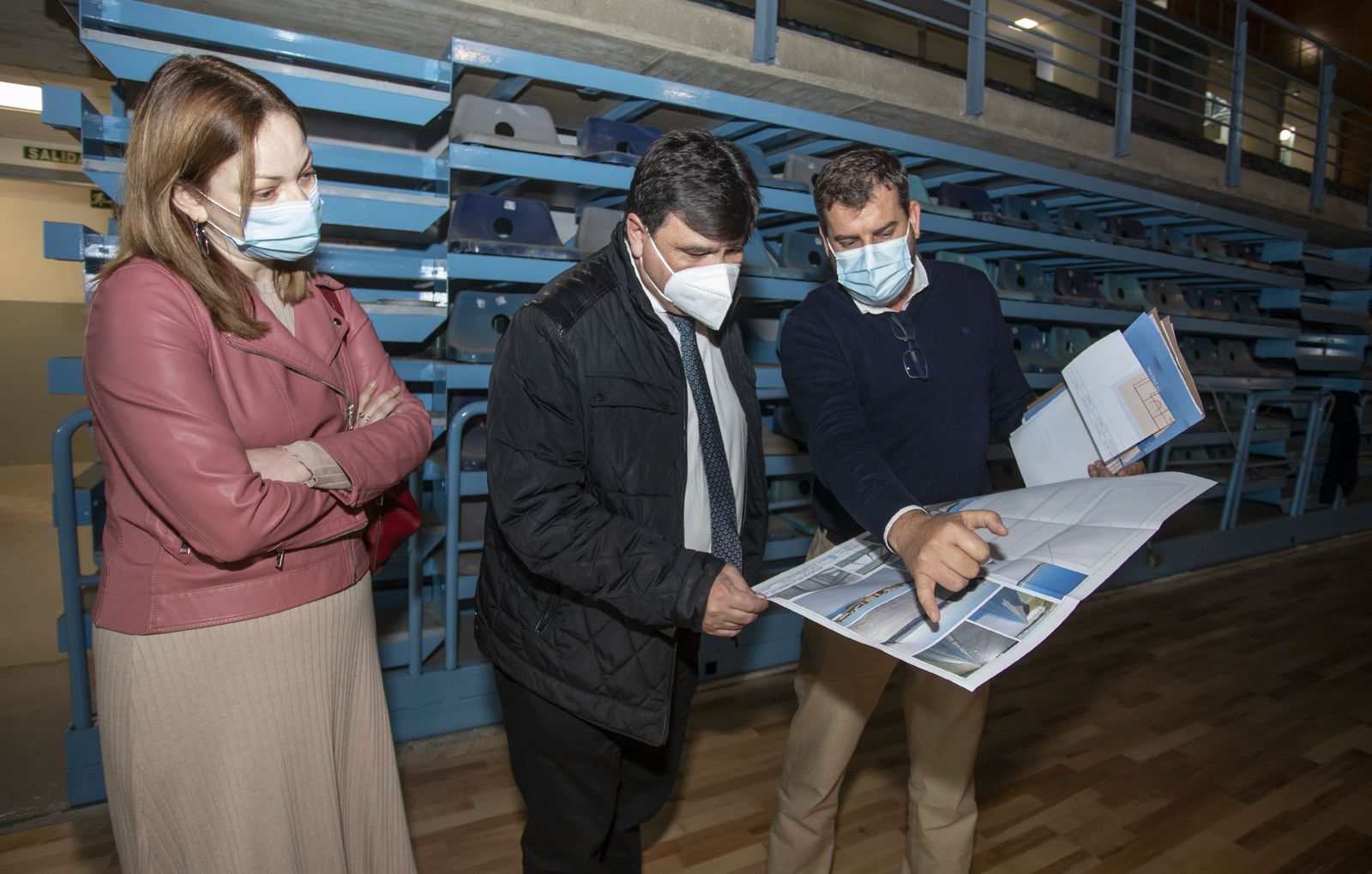 Un momento de la visita del alcalde al Palacio Carolina Marín de esta mañana.