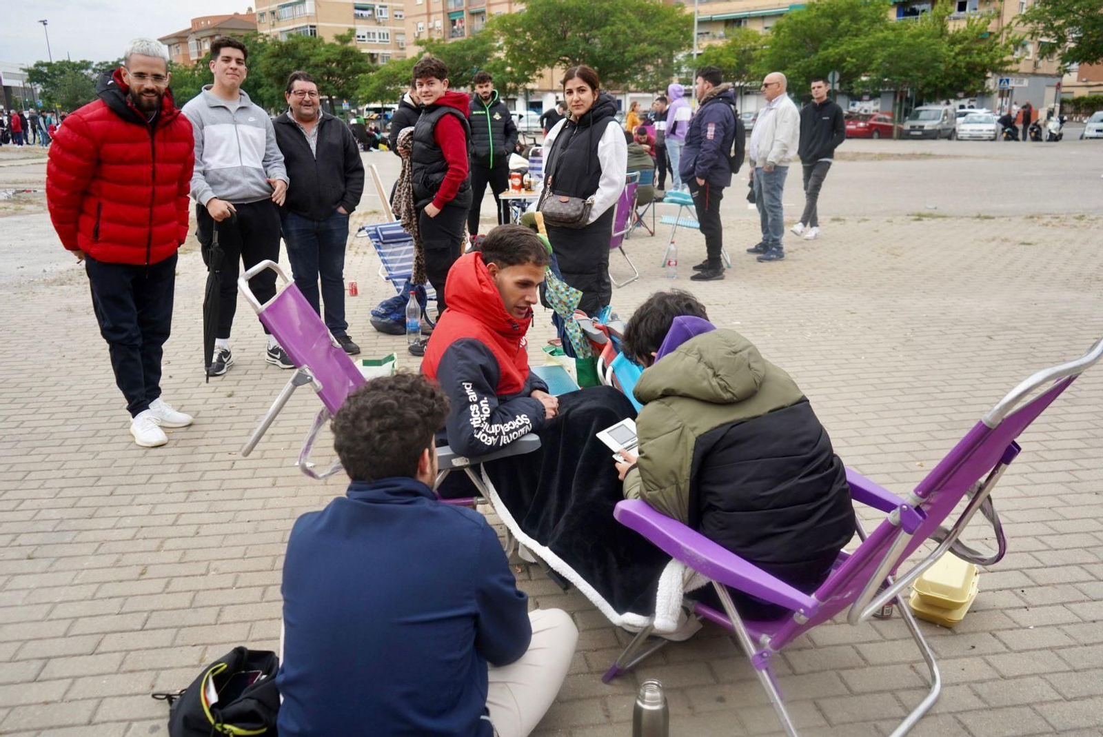 Las colas en Los Cármenes para presenciar el Granada-Leganés en imágenes