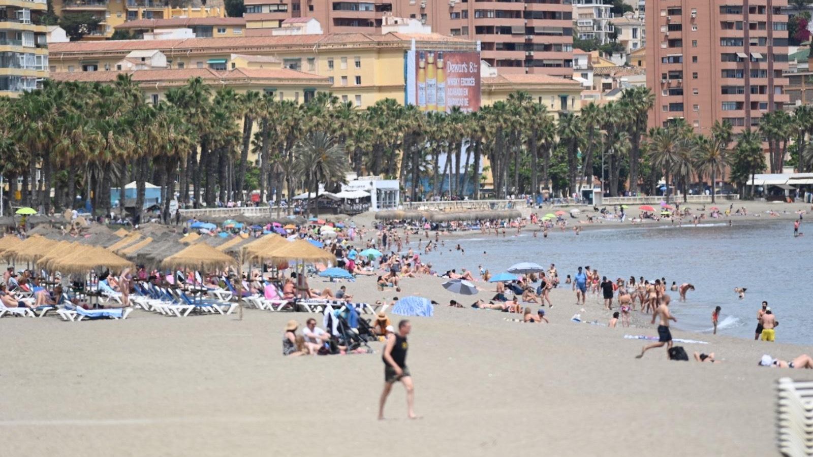 Ambiente en la playa de la Malagueta en una imagen reciente.