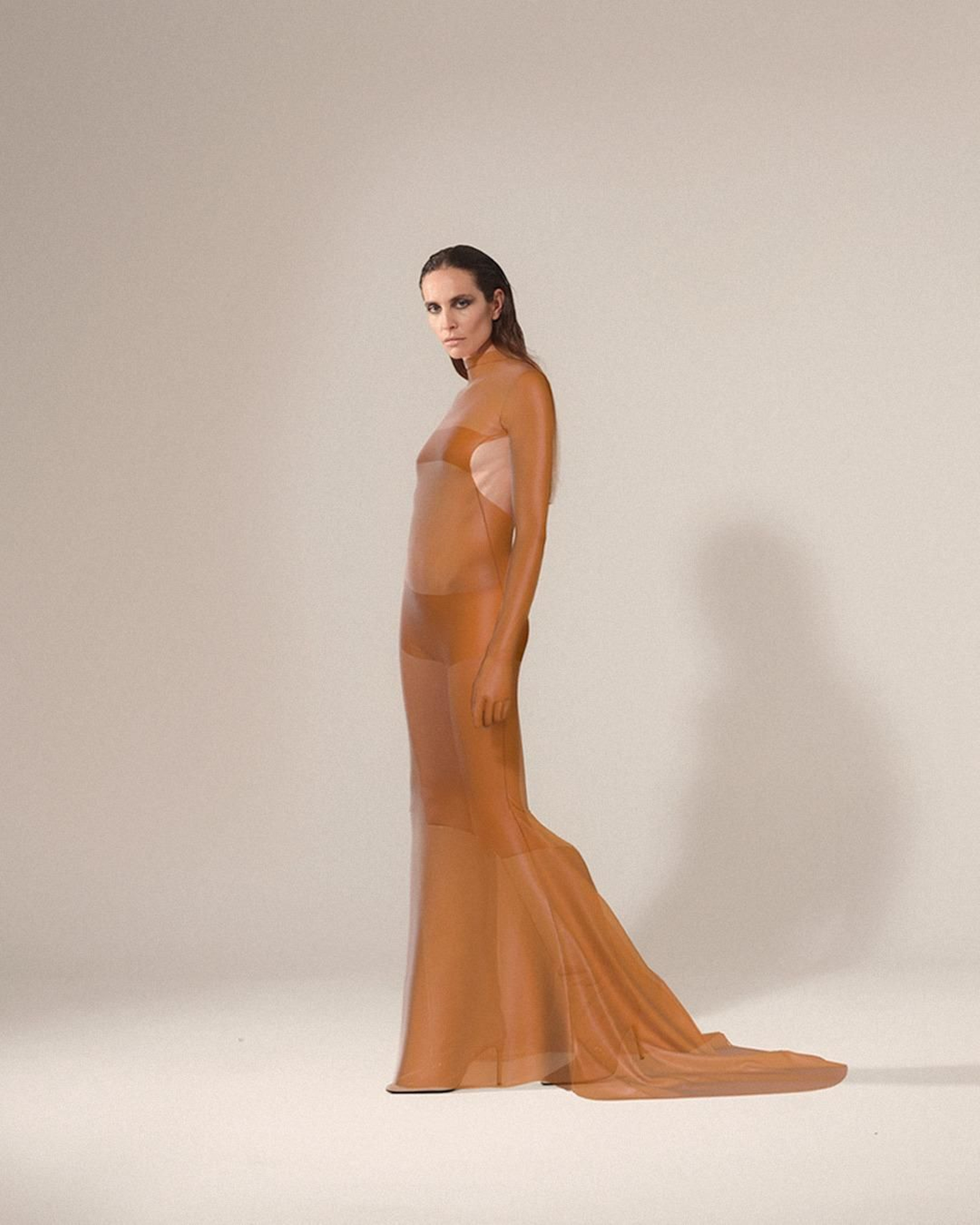 Fotos de Brisa Fenoy con prendas creadas digitalmente para la campaña de ‘Black Venue’