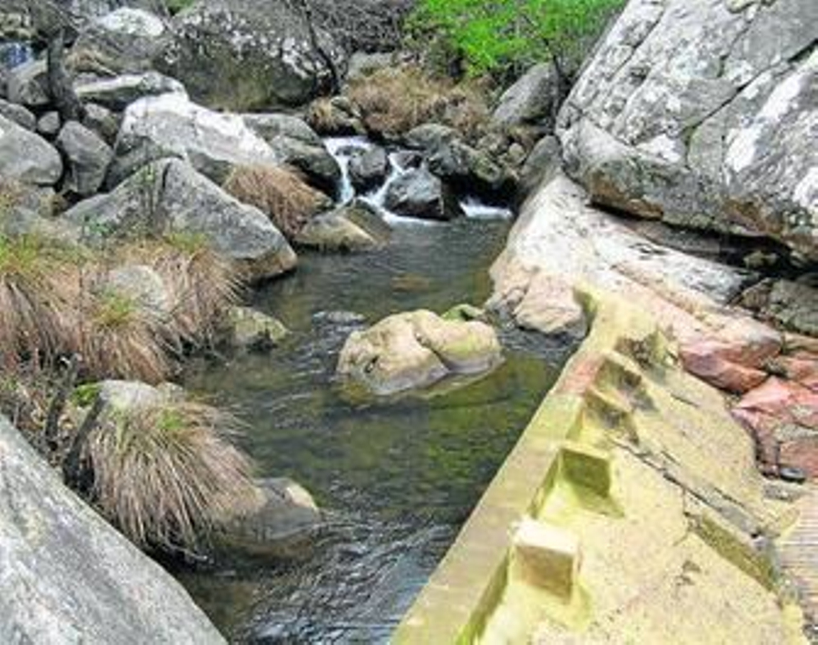Fotografía de archivo de la presa con la que se capta el agua en la Garganta del Capitán.