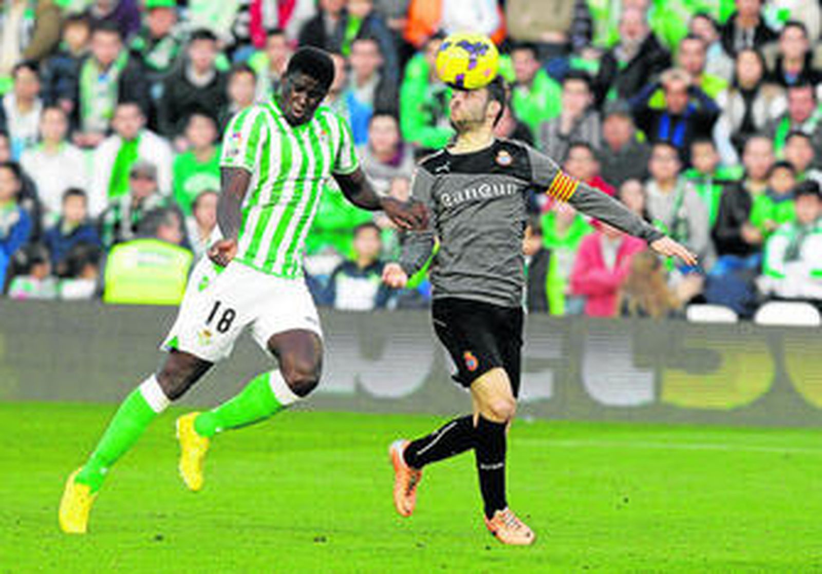 El francés Alfred N'Diaye despeja de cabeza ante la oposición del ex bético Sergio García.