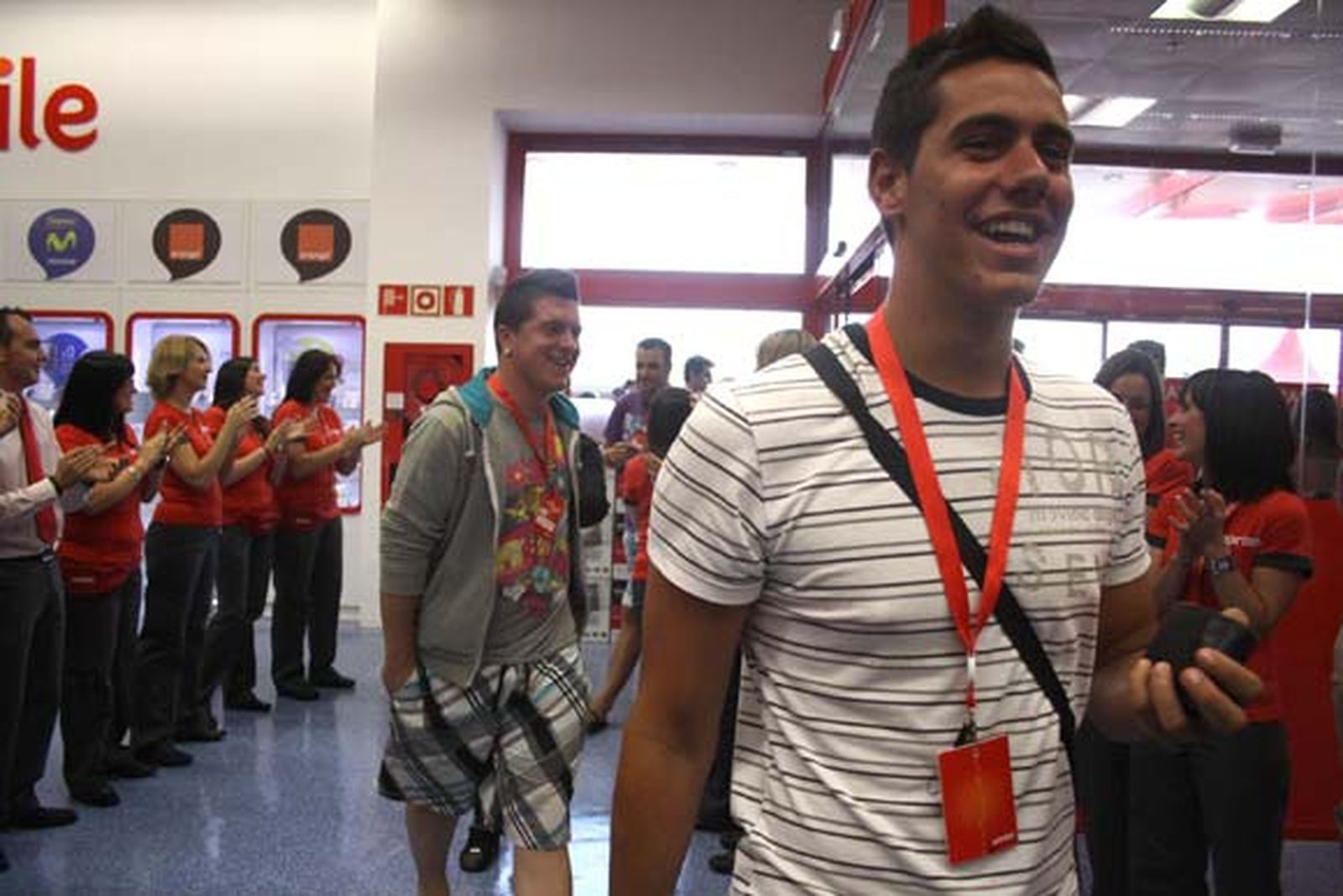 Multitud de personas se agolparon a las afueras de las instalaciones a la espera de la apertura de la nueva tienda Worten instalada en Las Marismas, en la localidad de Los Barrios

Foto: Vanessa Perez