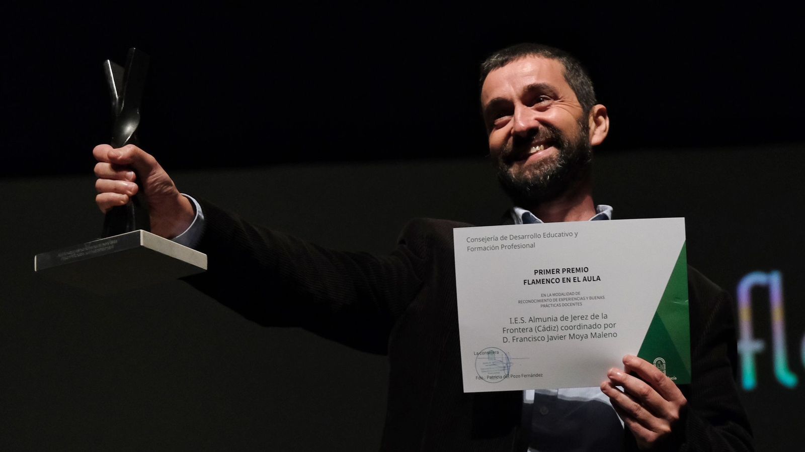 Kiko Moya, del IES Almunia, recibiendo el premio.