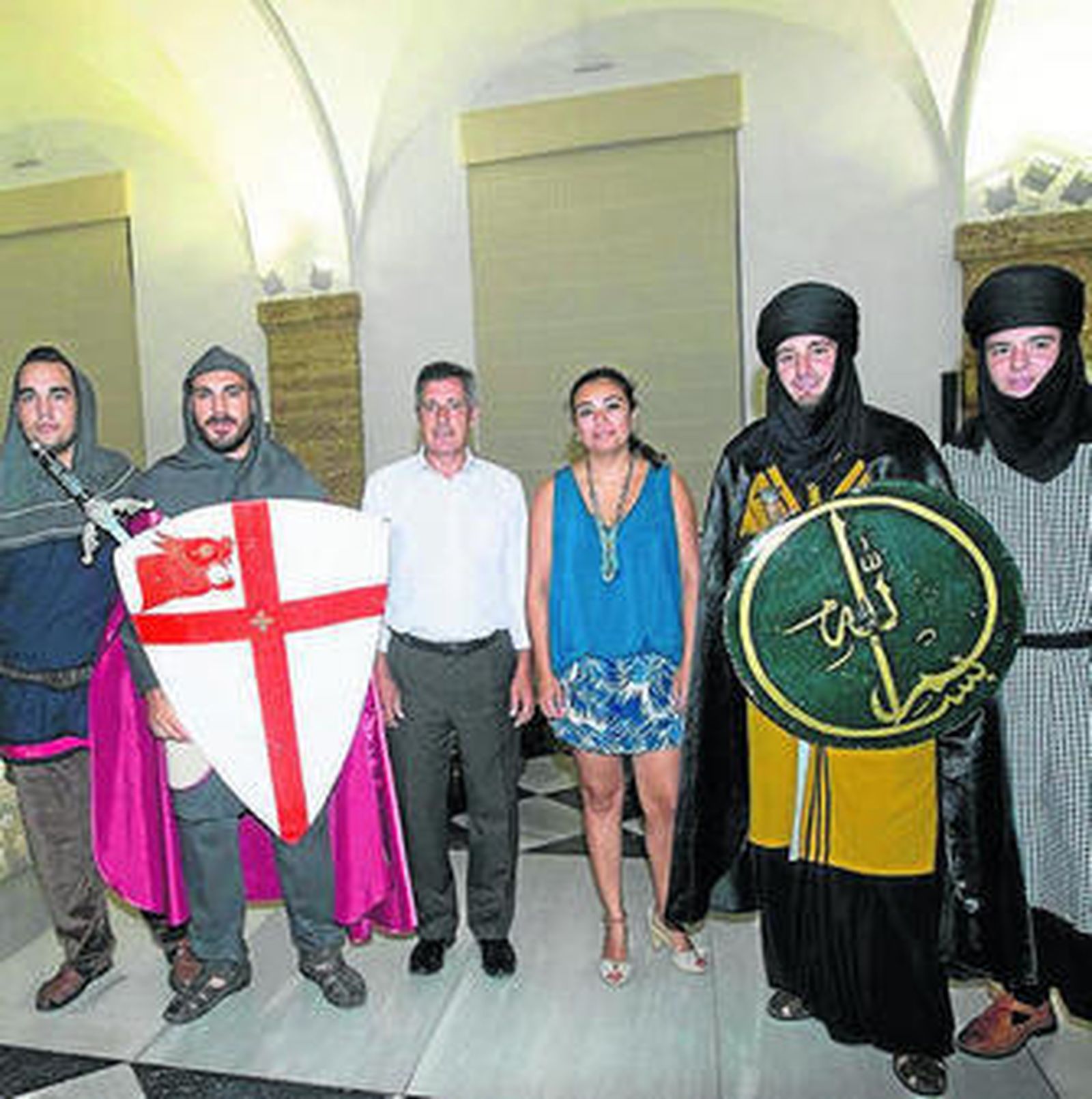 Manuel Tovar y María Dolores Varo, junto con los bandos 'moros y cristianos'