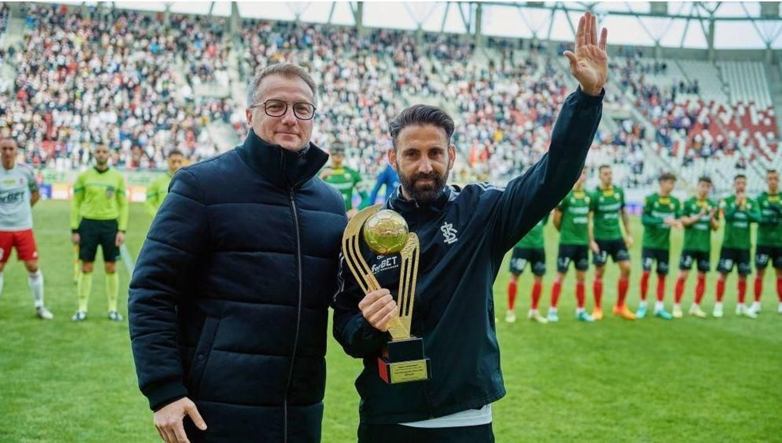 Pirulo, con el trofeo que le identifica como mejor jugador de 2022
