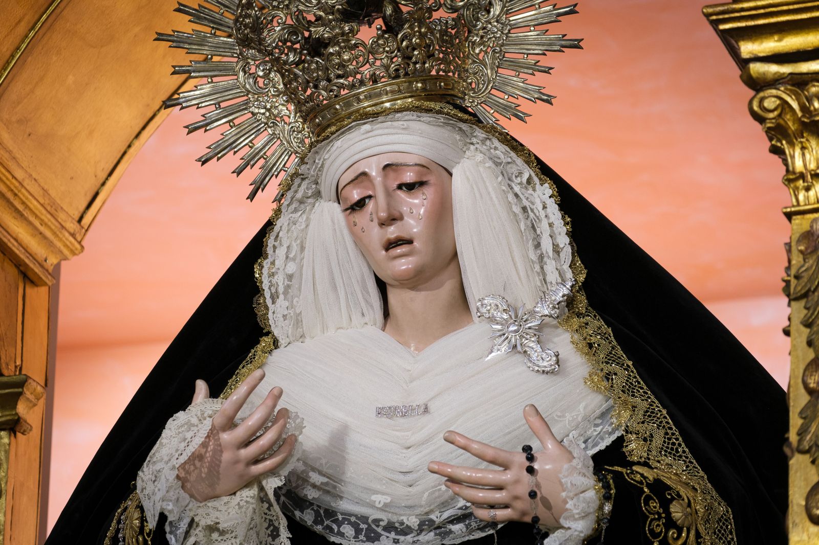 Las imágenes de la Virgen de la Estrella vestida de luto