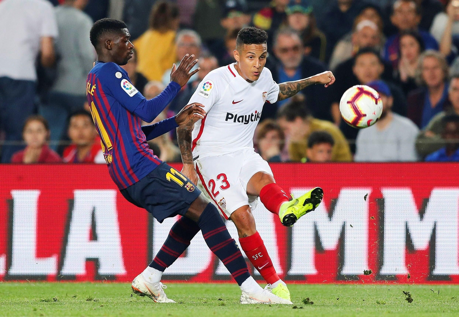 Arana pasa el balón ante Dembele