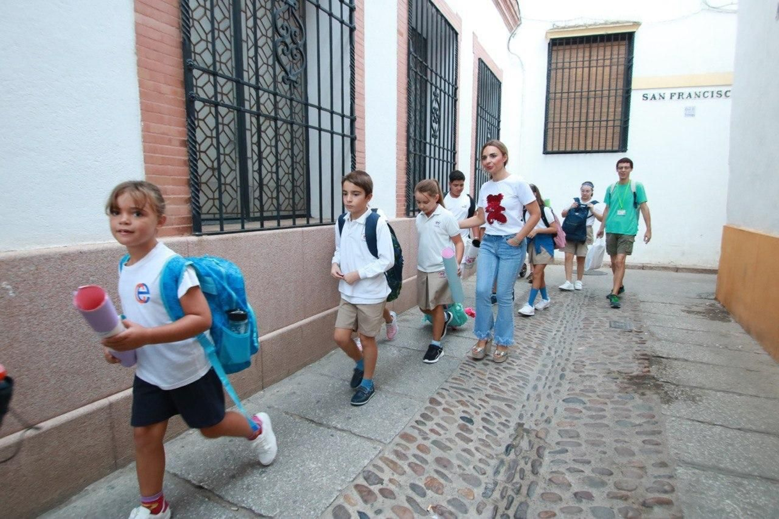 Alumnado en una de las rutas del programa Camino a mi cole. Alumnado en una de las rutas del programa Camino a mi cole.