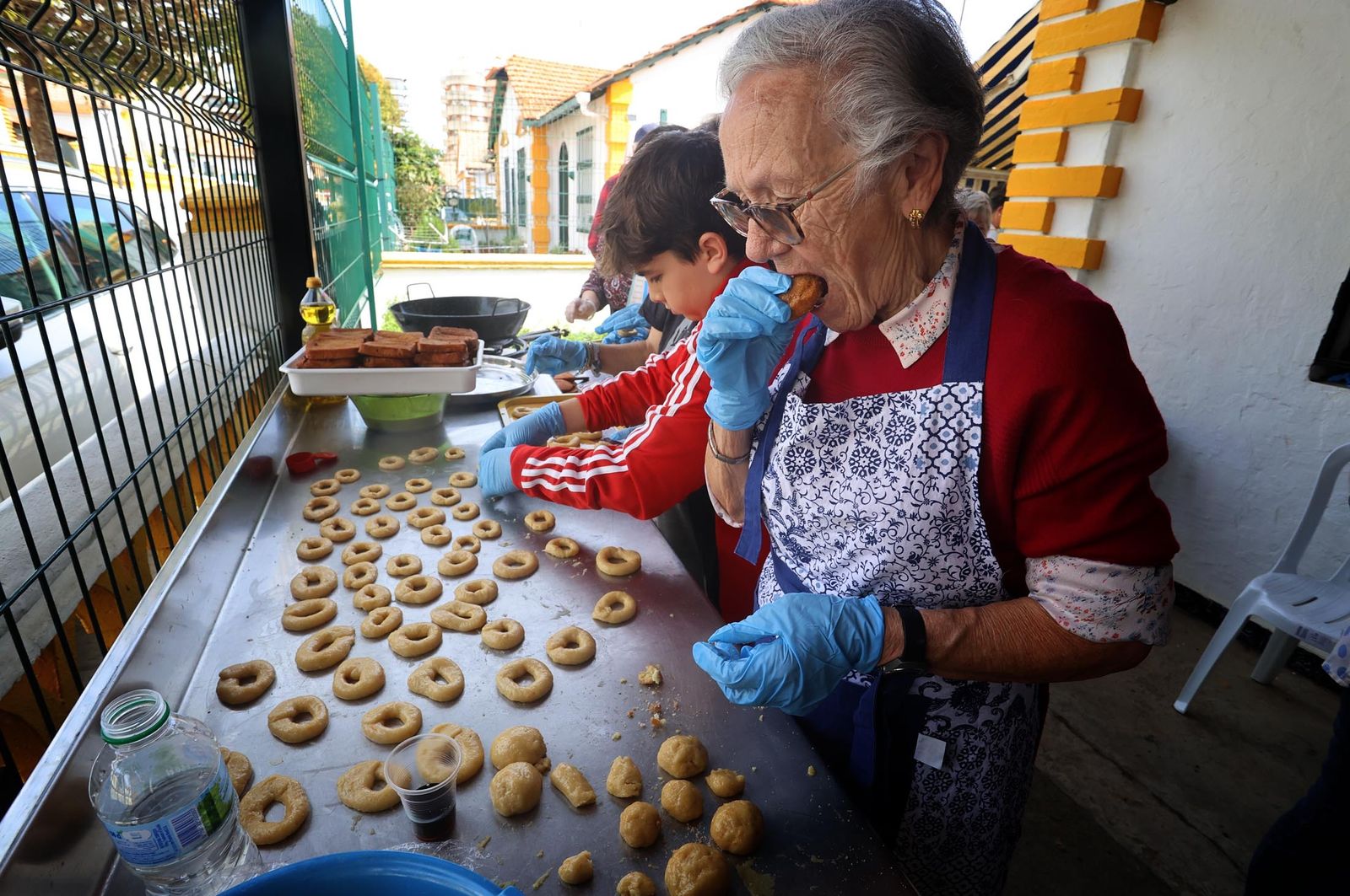 Imágenes de la elaboración de dulces de Cuaresma por los vecinos del Barrio Obrero