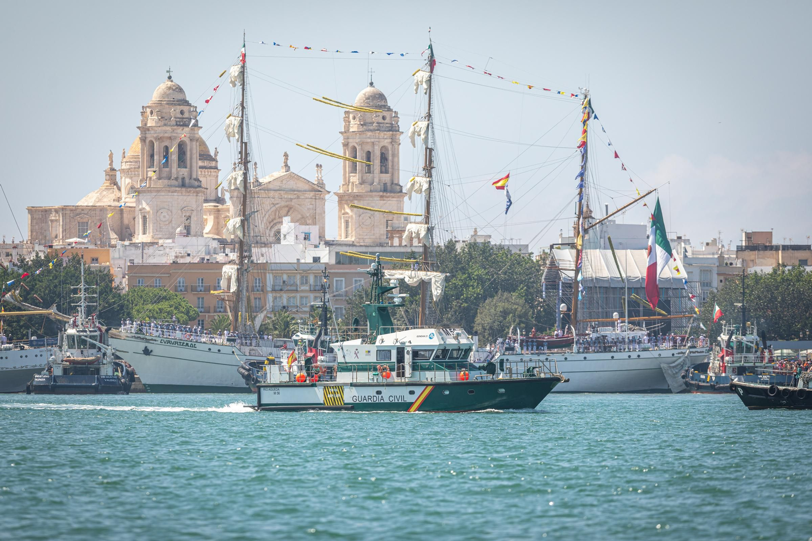 Imágenes de la parada naval desde el mar