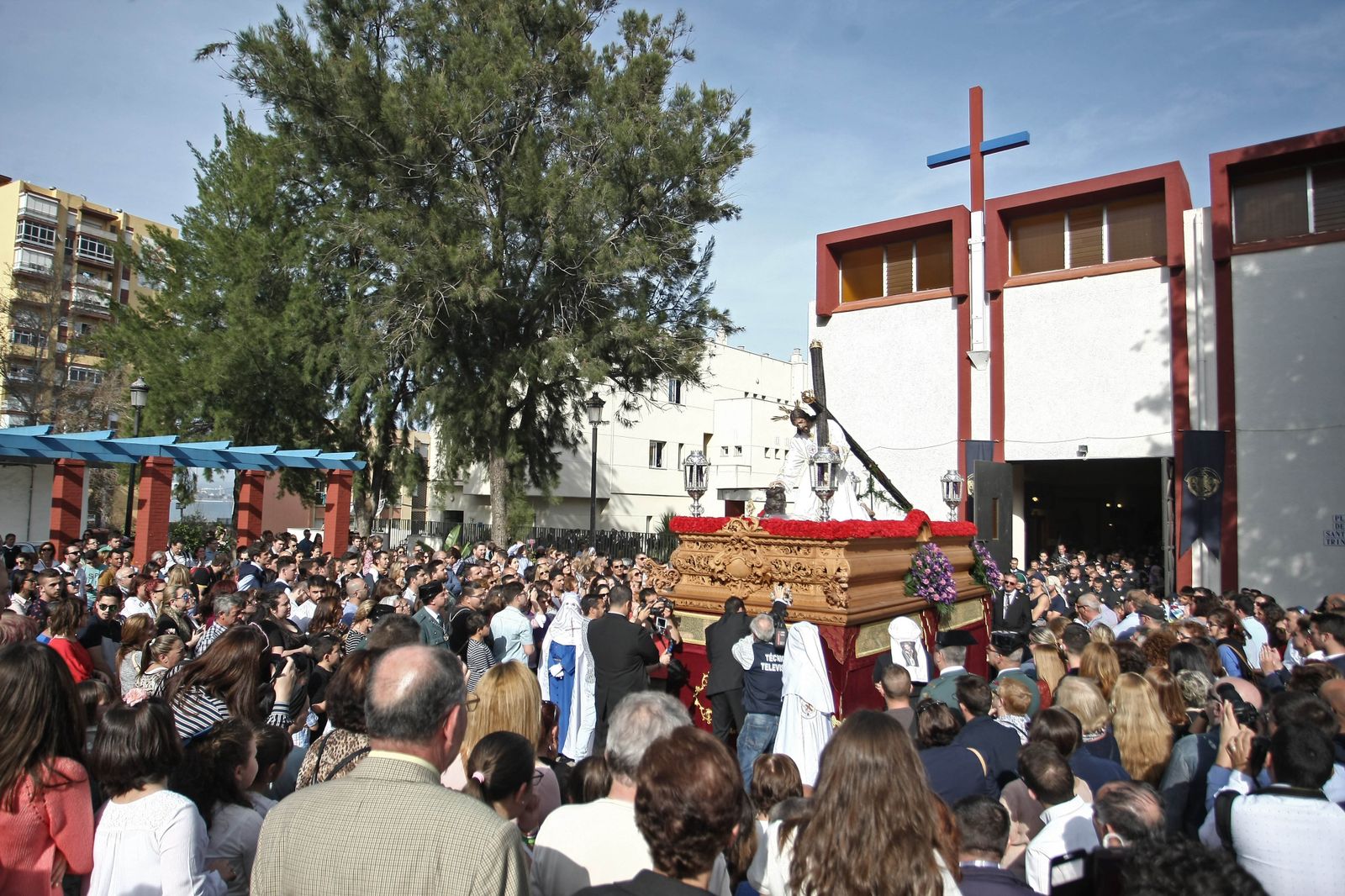 La salida del Cristo de las Tres Caídas de la parroquia Santísima Trinidad de San José Artesano, ante cientos de personas.