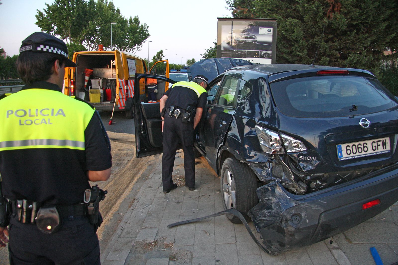 Varios policías locales intervienen en un accidente de tráfico en la capital hispalense.