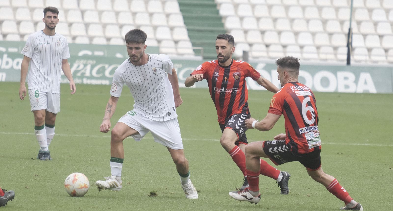 Lance del duelo de 'play off' del Córdoba B ante el Salerm.