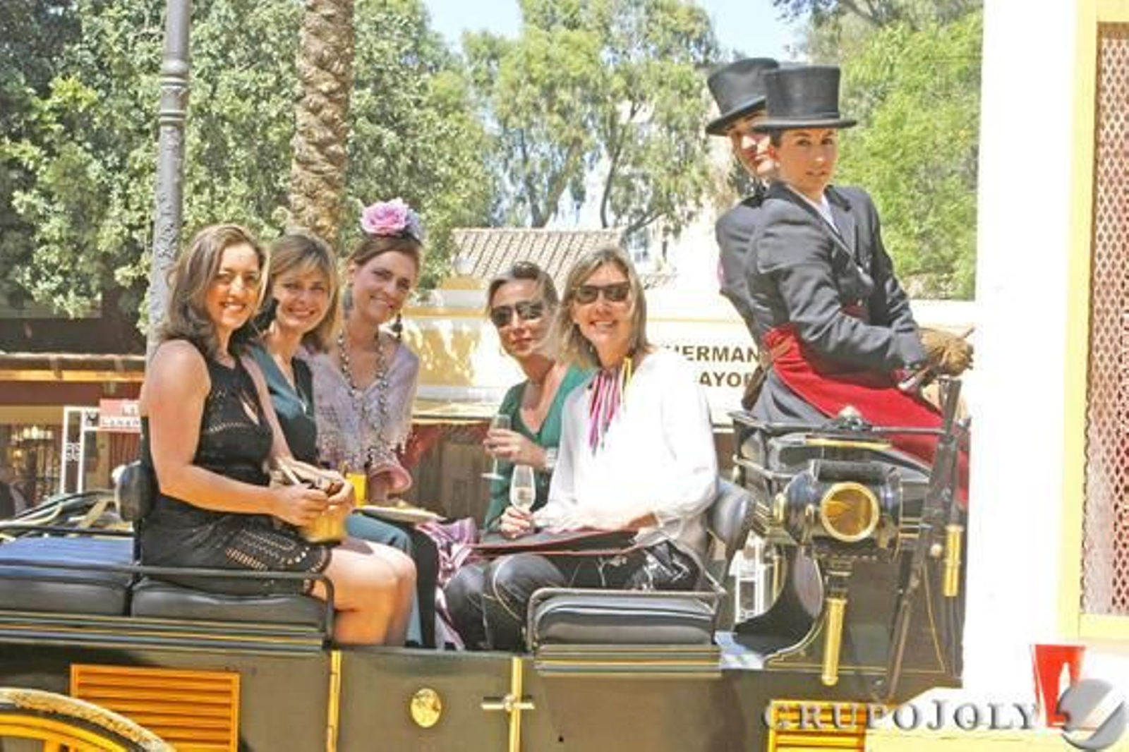 Un grupo de mujeres disfruta de la Feria en un coche de caballos.

Foto: Pascual