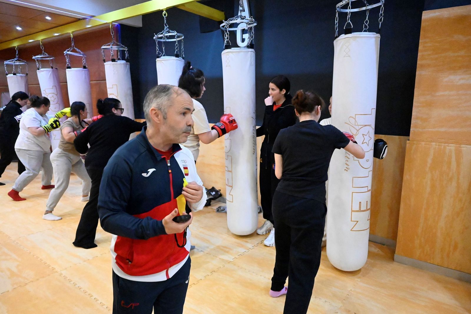 La masterclass de boxeo de Rafa Lozano Jr a medio centenar de mujeres de Córdoba, en imágenes