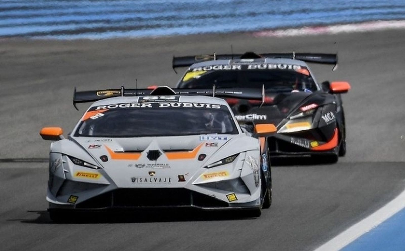 Manu Bejarano, con otro piloto detrás, durante la carrera en Paul Ricard.