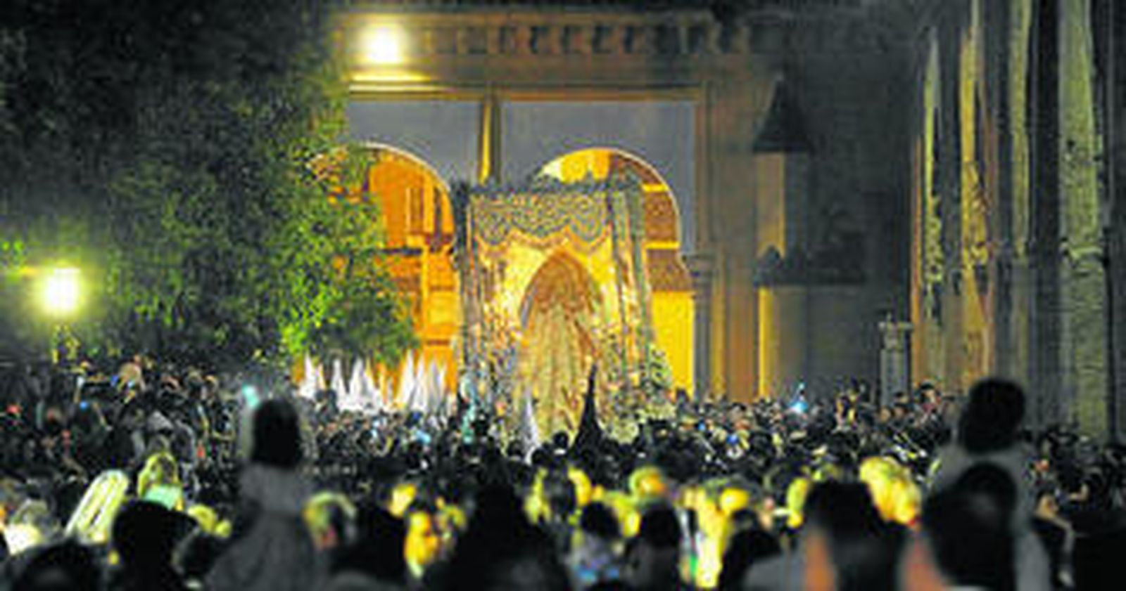 La Paz sale de la Santa Iglesia Catedral tras su primera estación de penitencia por ella.