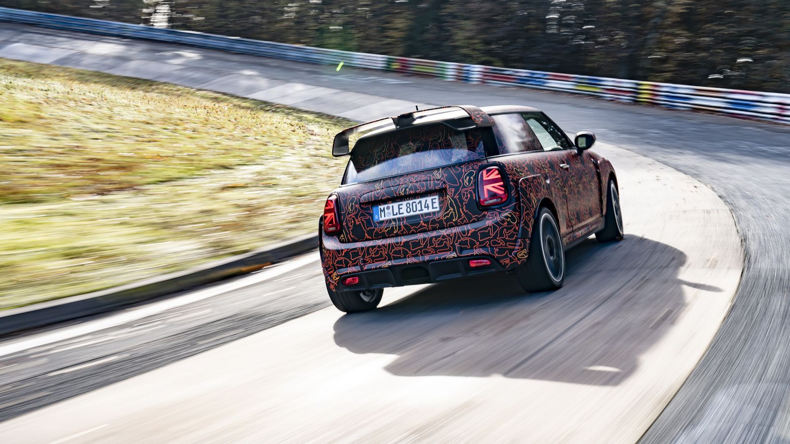 Las primeras imágenes del Mini JCW GPE llegan desde el Nordschleife de Nürburgring, un circuito habitual para el desarrollo de los coches de altas prestaciones de BMW. Salvo por la pintura que camufla sus líneas, su aspecto parece prácticamente definitivo.