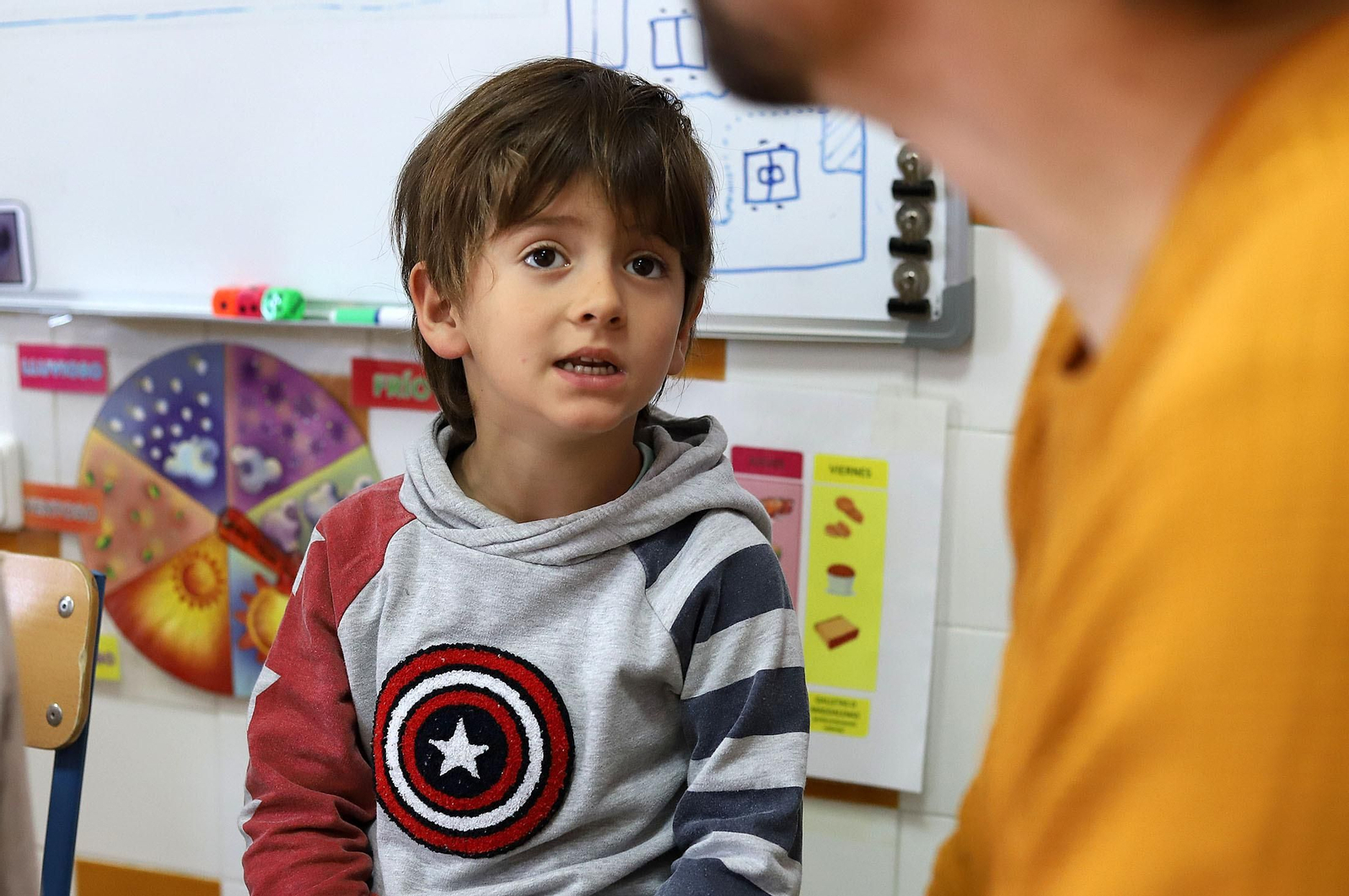Imágenes de los alumnos de infantil de El Puntal haciendo de periodistas