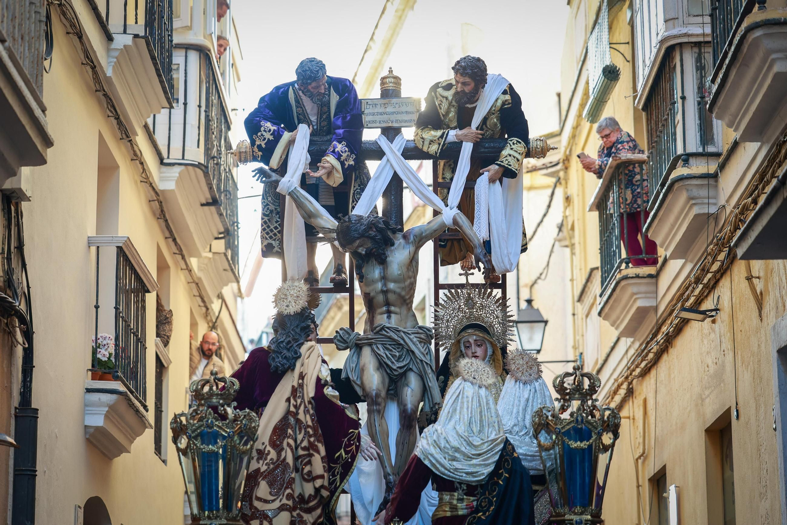 Imágenes de la salida de Descendimiento en la Semana Santa de Cádiz 2025