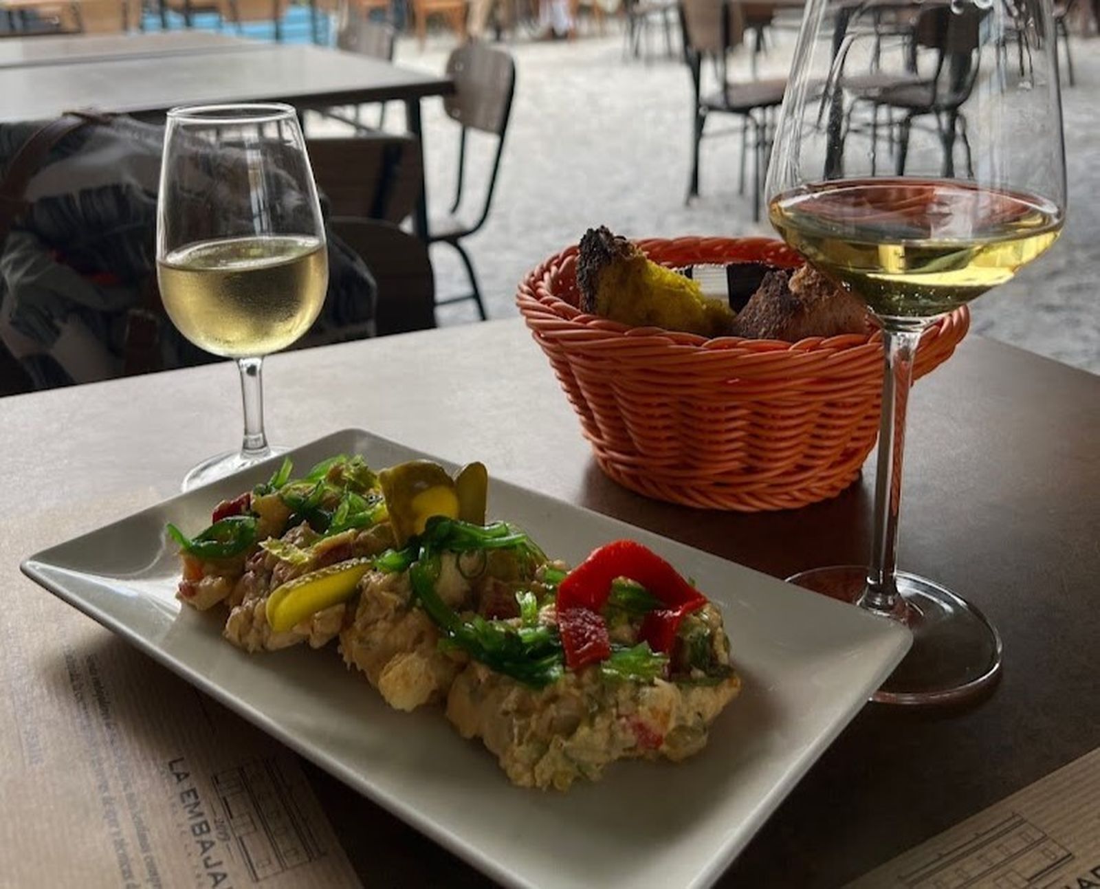 Dónde comer de categoría muy cerca de la Feria de Chiclana sin que falte el buen vino