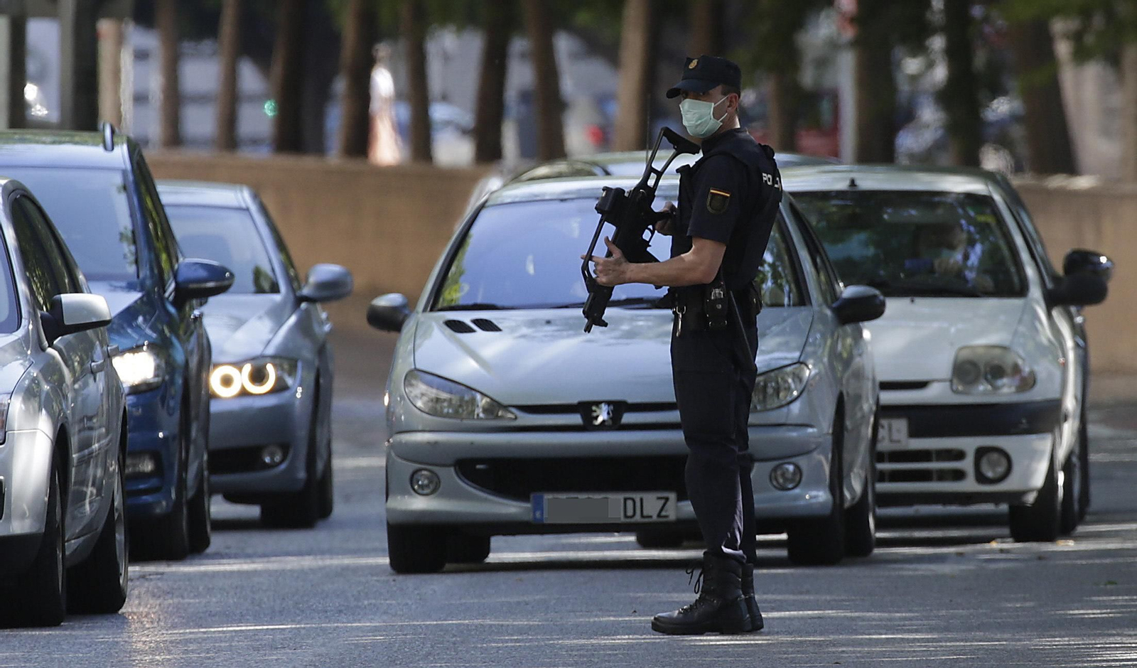Un agente de la Policía Nacional vigila durante un control de carreteras en Sevilla.