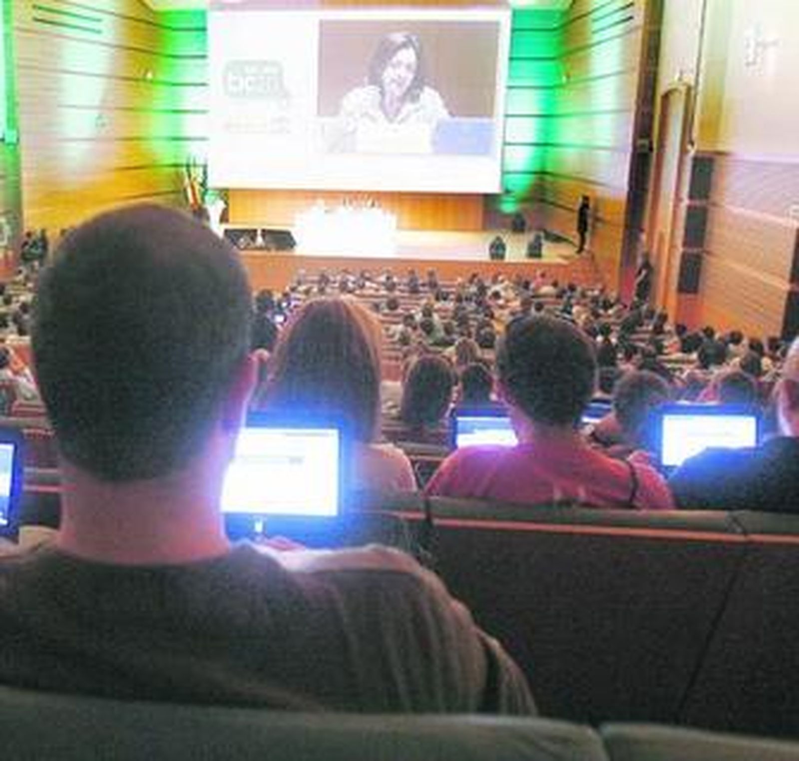 La consejera Mar Moreno, en la sesión formativa que recibieron ayer los docentes tras recibir el portátil.