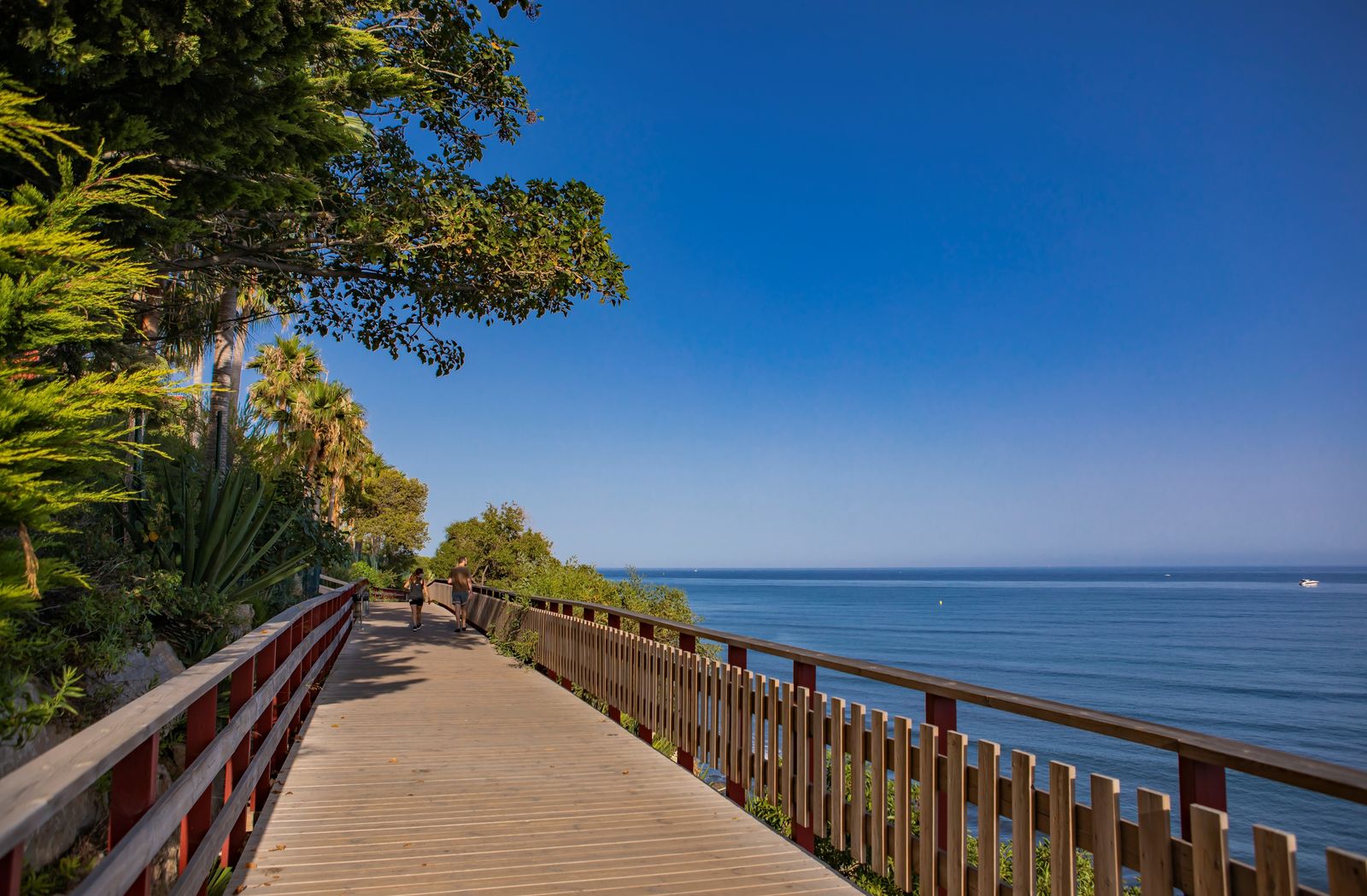 La senda contará con luminarias solares.