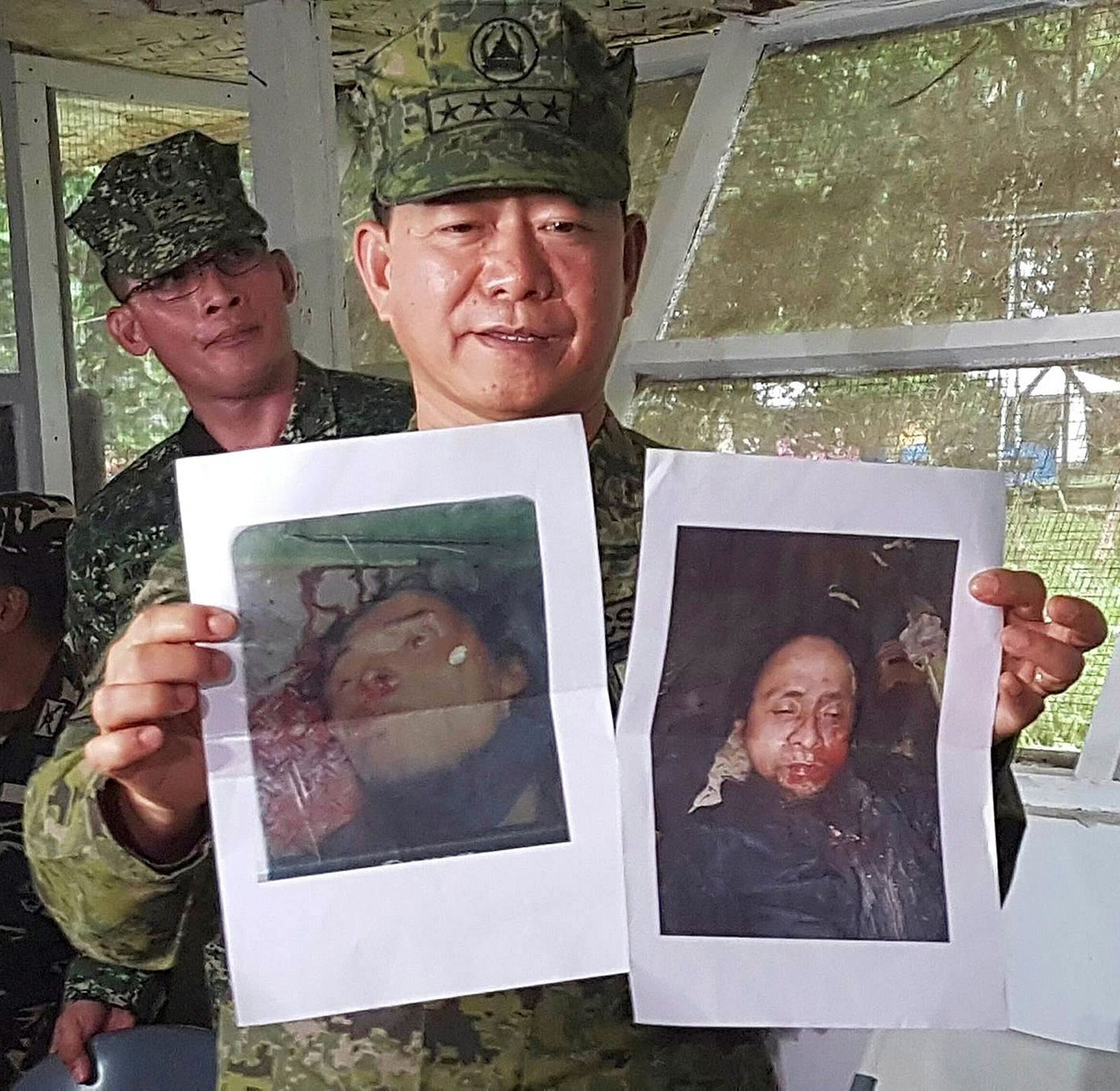 Un general filipino exhibe dos fotografías del emir Isnilon Hapilon, asesinado por las tropas gubernamentales.