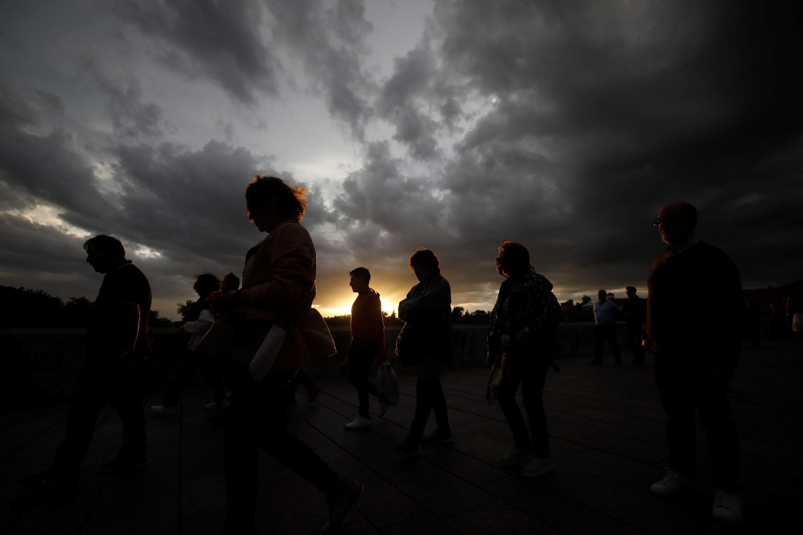 Una nubosa tarde de otoño en Córdoba, en imágenes