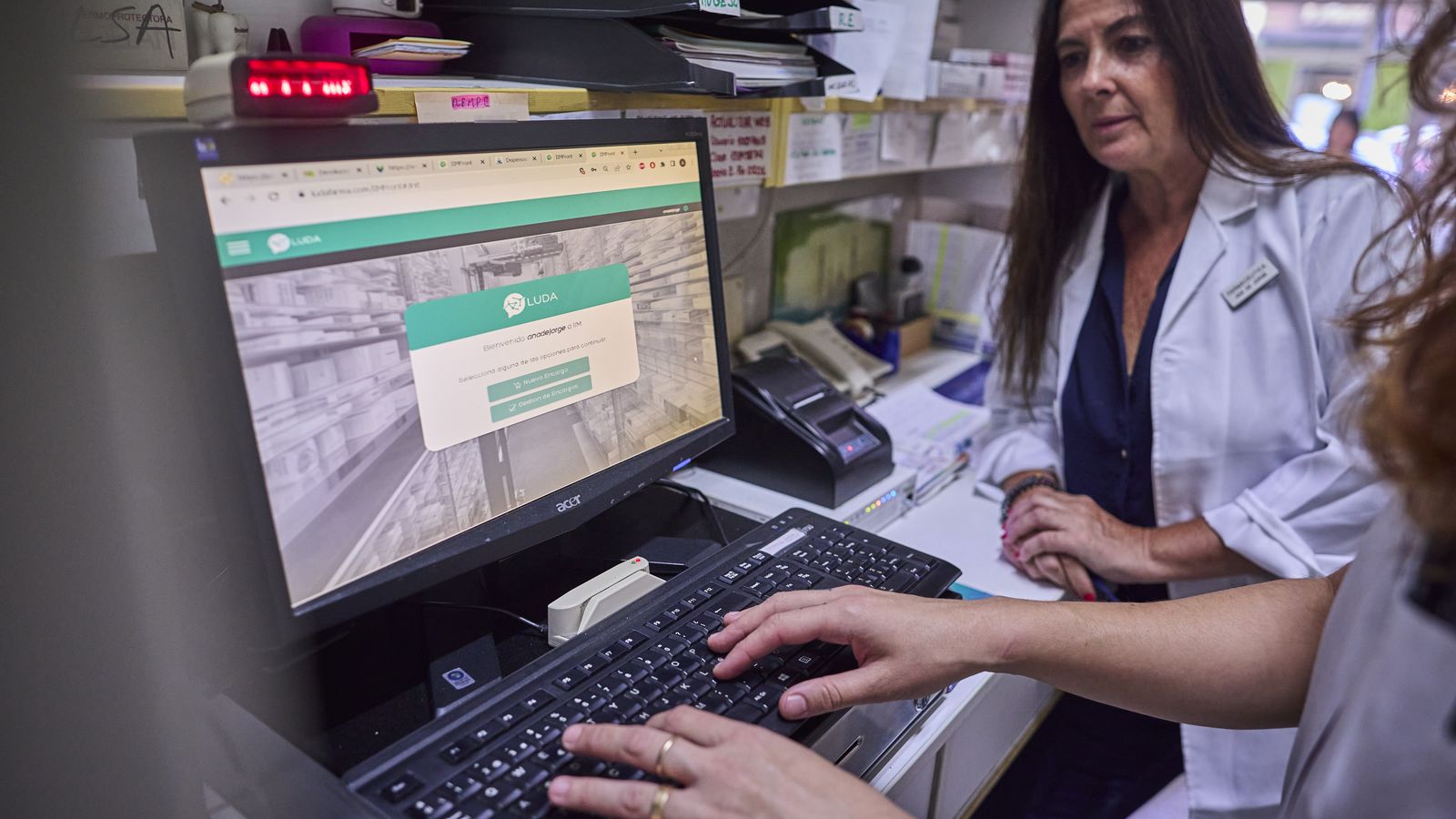 Unos farmacéuticos utilizando la herramienta LUDA.d