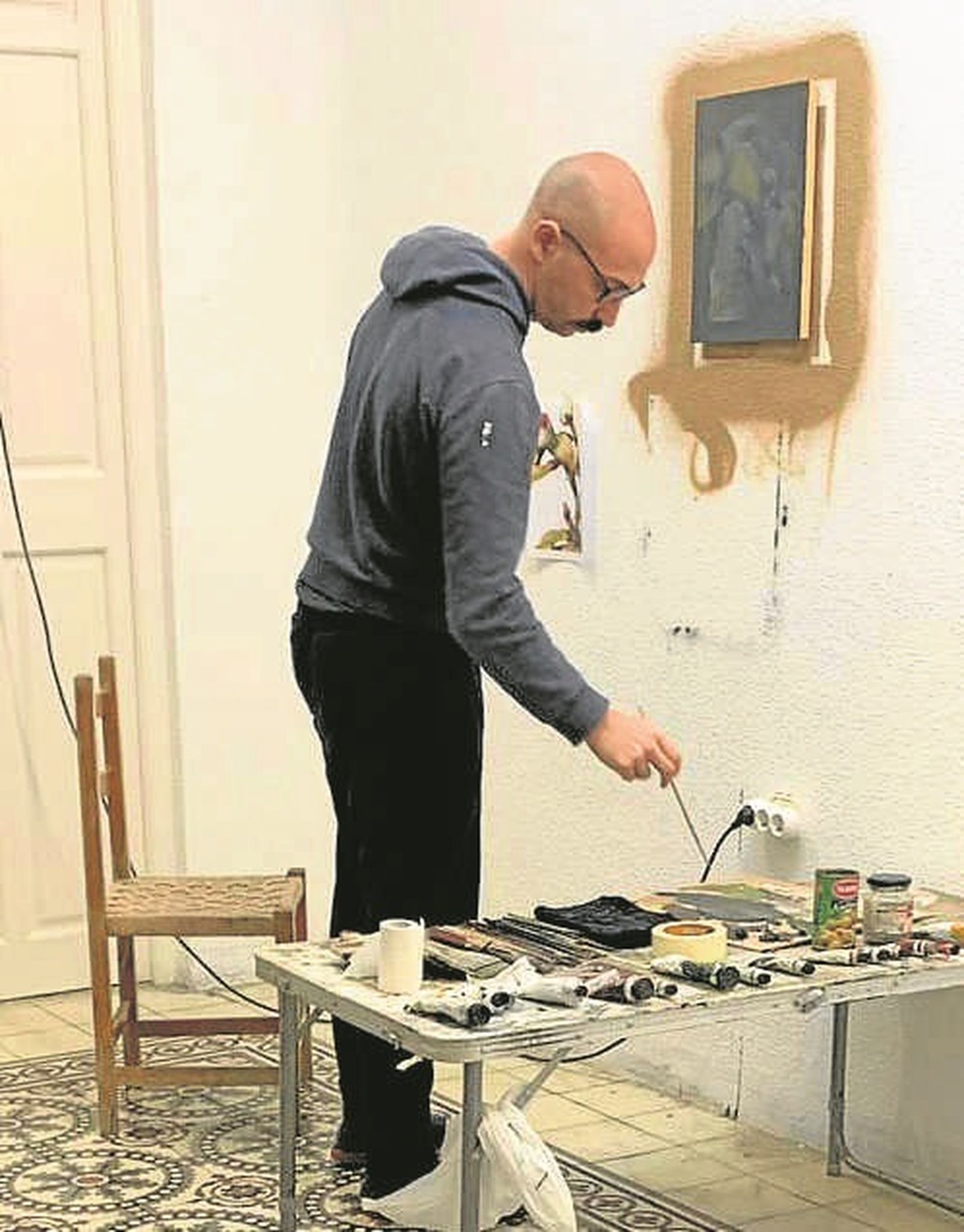 El pintor jerezano Nacho Estudillo pintando una de sus obras.