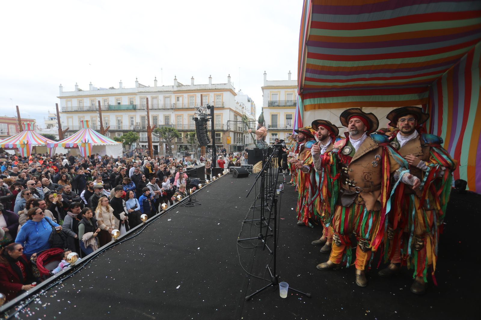 La comparsa de Tino Tovar 'Caminito del Falla' ante una Plaza del Rey repleta.