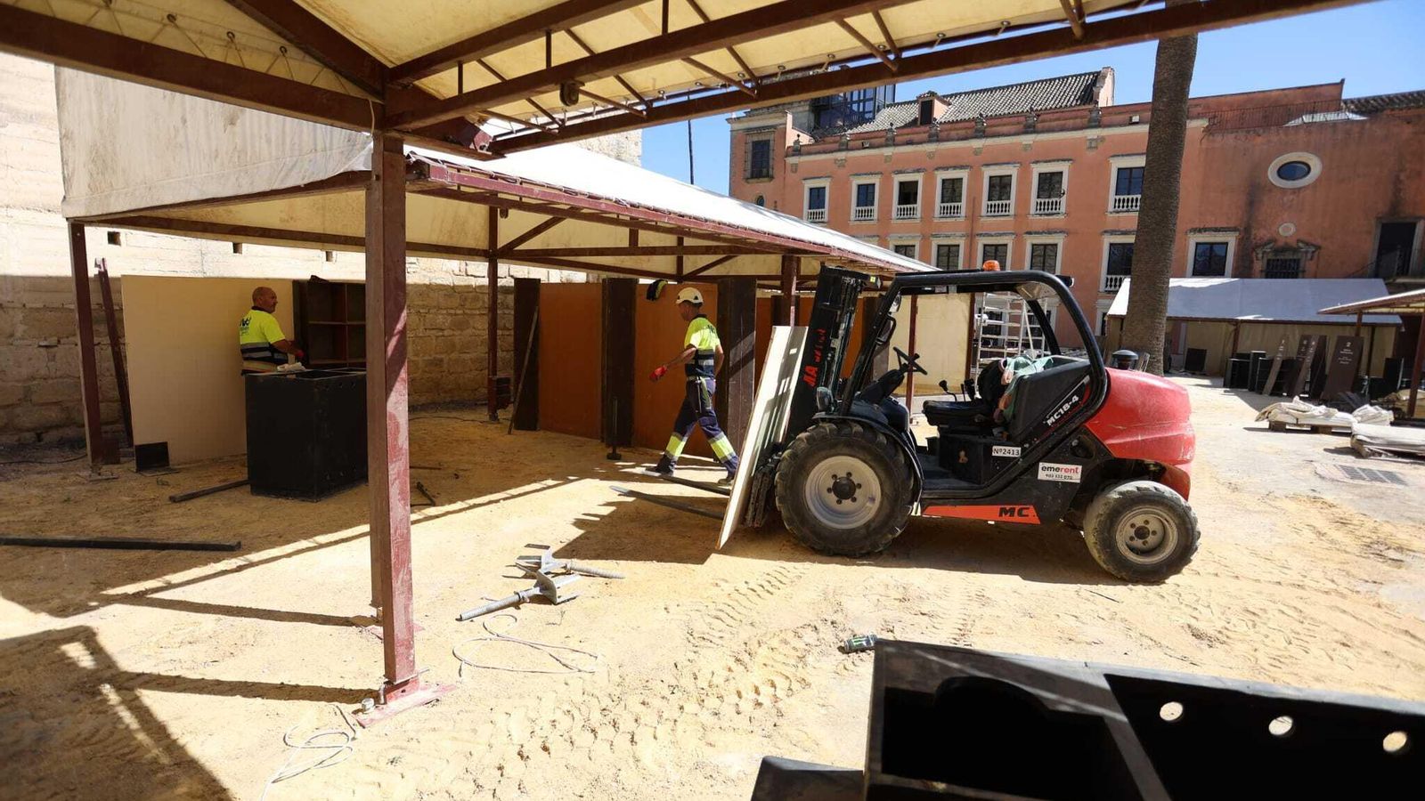 Detalle de las carpas en pleno montaje con el Palacio de Villavicencio al fondo.