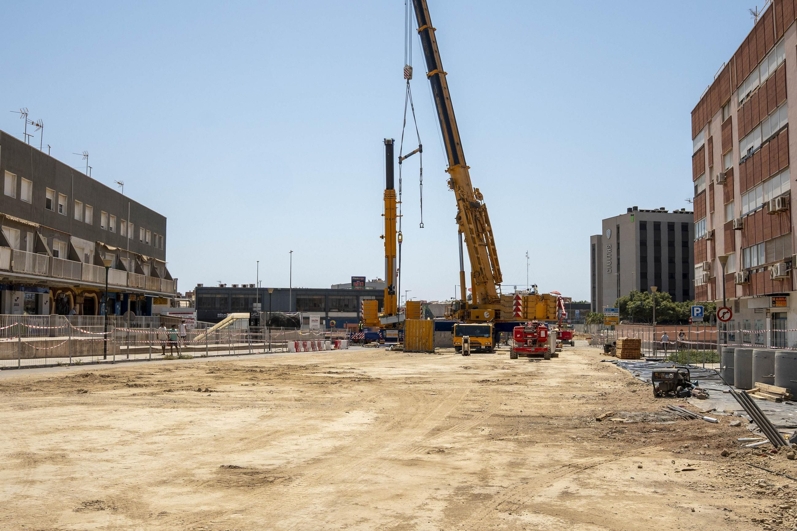 Las imágenes del desmantelamiento en el Puente de la Avenida Mediterráneo en Almería