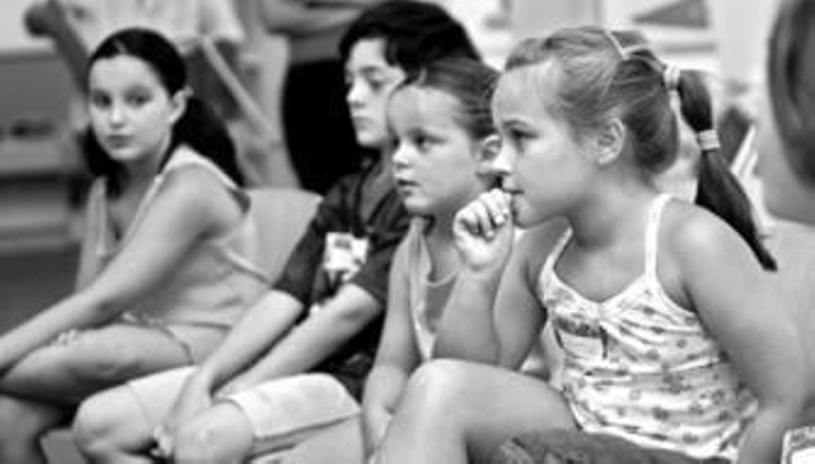 Los chicos del taller de iniciación a la lectura atienden las explicaciones de la monitora.