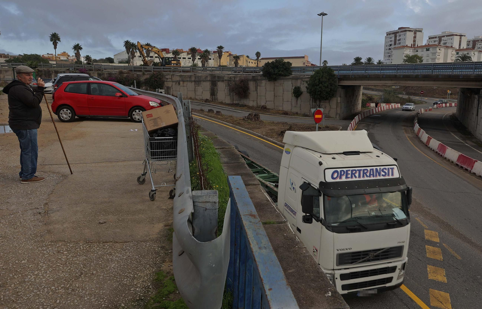 El inicio del derribo del puente de Los Pastores de Algeciras, en imágenes