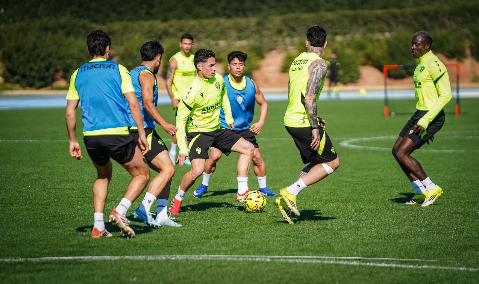 Arribas conduce el balón durante un ejercicio desarrollado en un entrenamiento en el Anexo.