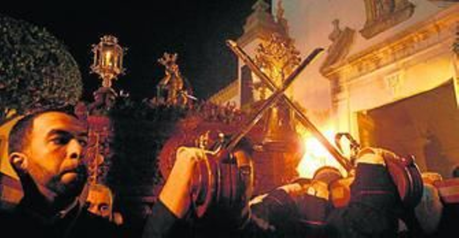 La imagen del Cristo de la Humildad y Paciencia, popularmente conocido como el Cristo de la Caña, instantes después de salir del templo de La Coronada, anoche.