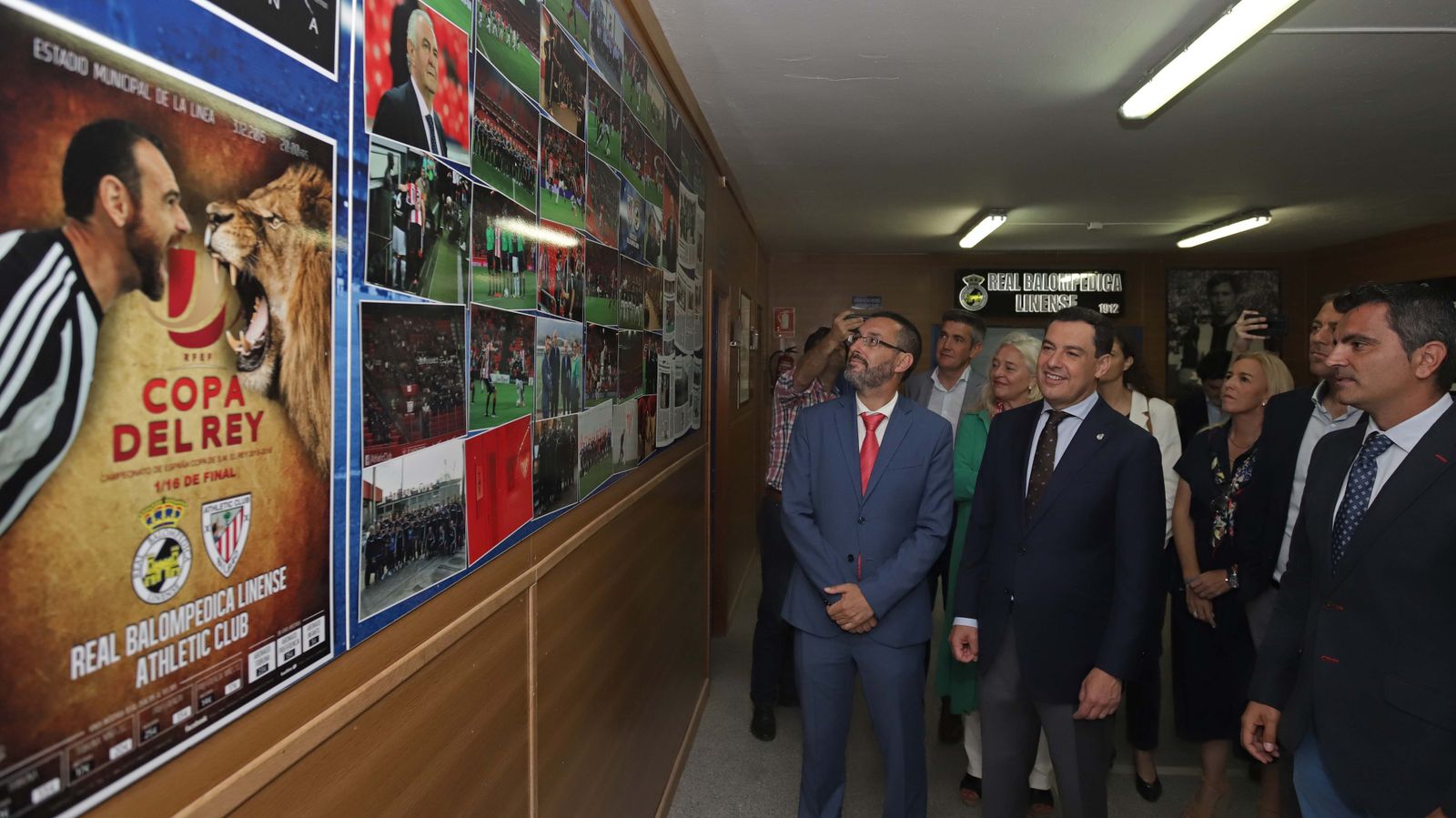 Fotos de la visita de Juanma Moreno al estadio municipal de La Línea