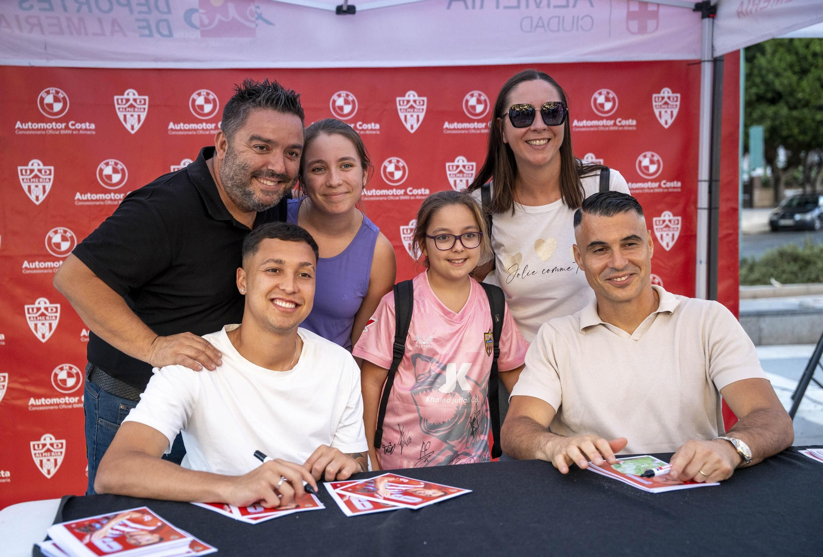 Los jugadores de la UDA Thalys y Andrés firman autógrafos