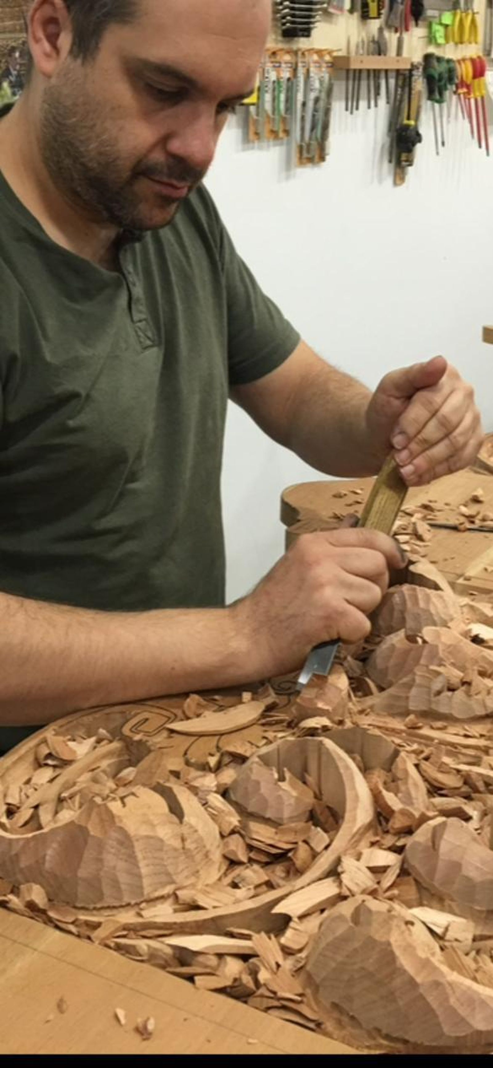 Francis Verdugo tallando